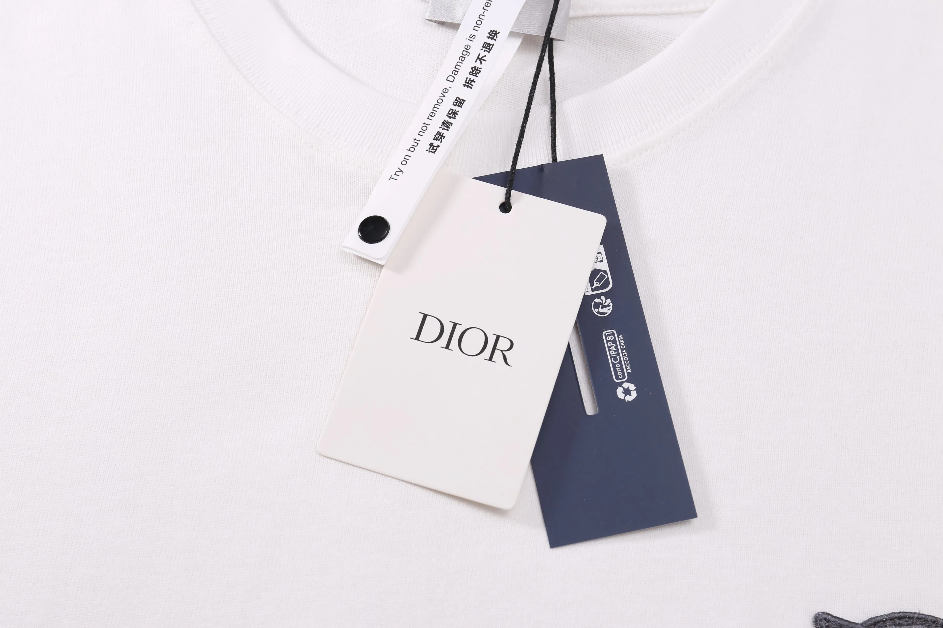 🅿️190 Correct version of high quality Dio* new chapter patch short-sleeved T-shirt. The fabric is made of 32s double yarn cotton plain weave. Matching 21s double yarn horizontal machine woven rib. Hand-made high-temperature pen on the front to mark the letter position. Flat car affixing the seal. The seal is made of water-soluble silk material as the base. Polyester mercerized embroidery thread. Three-dimensional hemming embroidery. SIZE: XS S M L