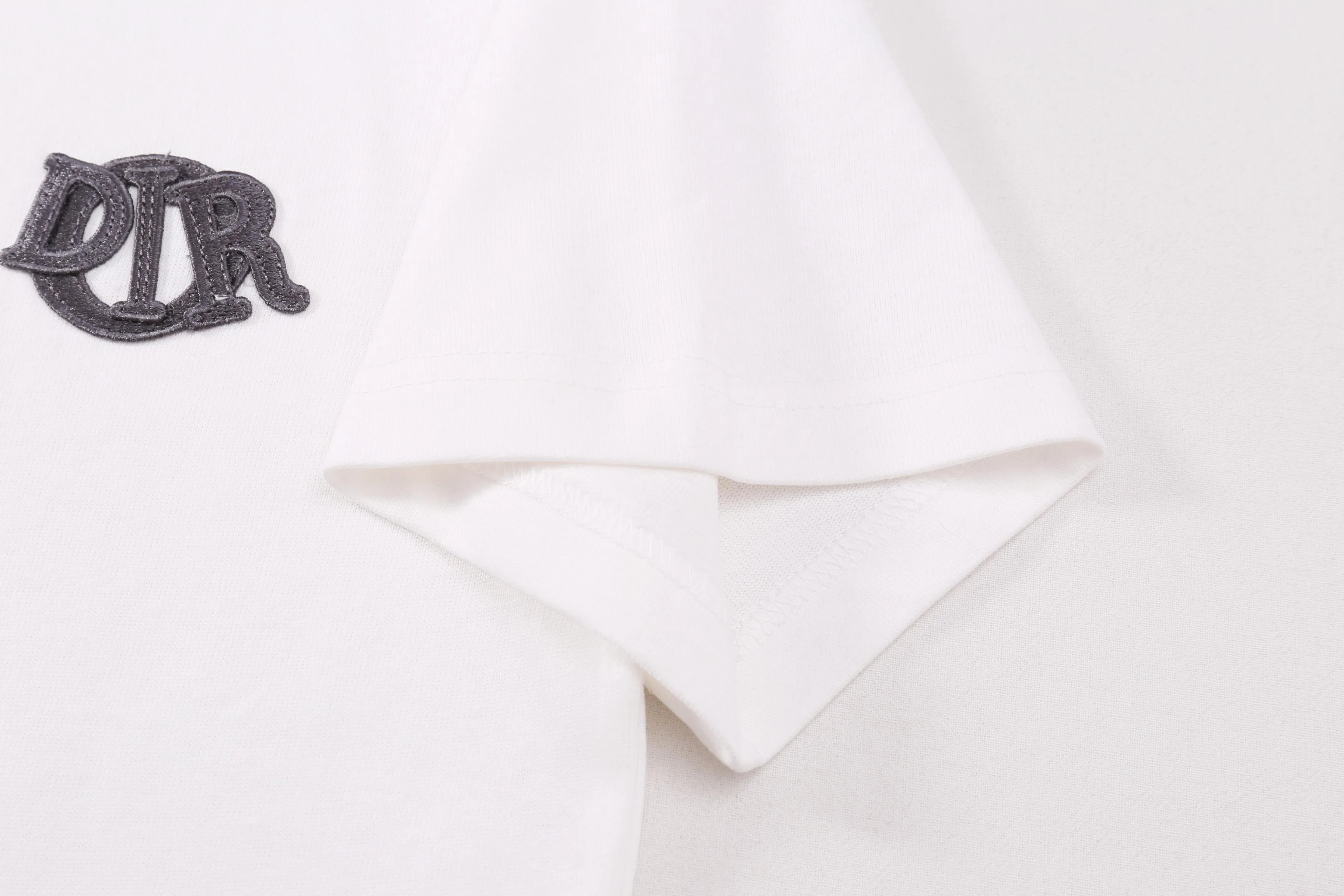 🅿️190 Correct version of high quality Dio* new chapter patch short-sleeved T-shirt. The fabric is made of 32s double yarn cotton plain weave. Matching 21s double yarn horizontal machine woven rib. Hand-made high-temperature pen on the front to mark the letter position. Flat car affixing the seal. The seal is made of water-soluble silk material as the base. Polyester mercerized embroidery thread. Three-dimensional hemming embroidery. SIZE: XS S M L