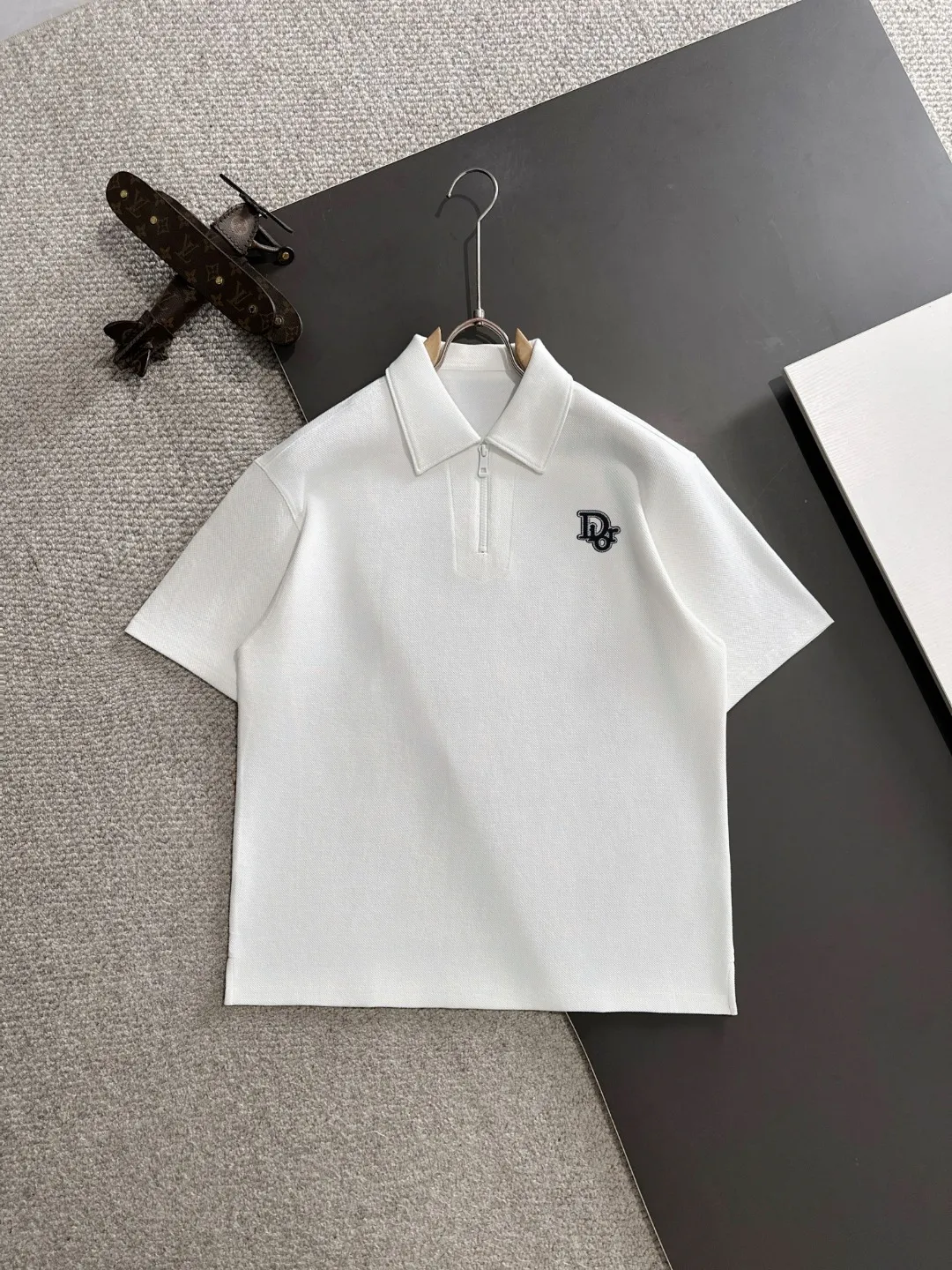 🅿️330 shipped the next day. High version DIOR/Dior 25ss spring and summer new high-definition pique cotton T-shirt. Made in Italy with imported machines. Truly luxurious and high-quality. 1:1COPY with eyes closed. Heavy combed fabrics, high-strength and heavy-weight fabrics feel substantial when weighed. The upper body is also more textured than ordinary T-shirts and is not easy to deform. This texture can cope with the weather. It absorbs sweat and is breathable, suitable for both hot and cold conditions! Perfectly produced with reference to the original stitch and stitch! The loose fit design is super noble. Custom-woven signature ribbed collar, cuffs, and hem. Really rare and rare goods Size: M-XXXL