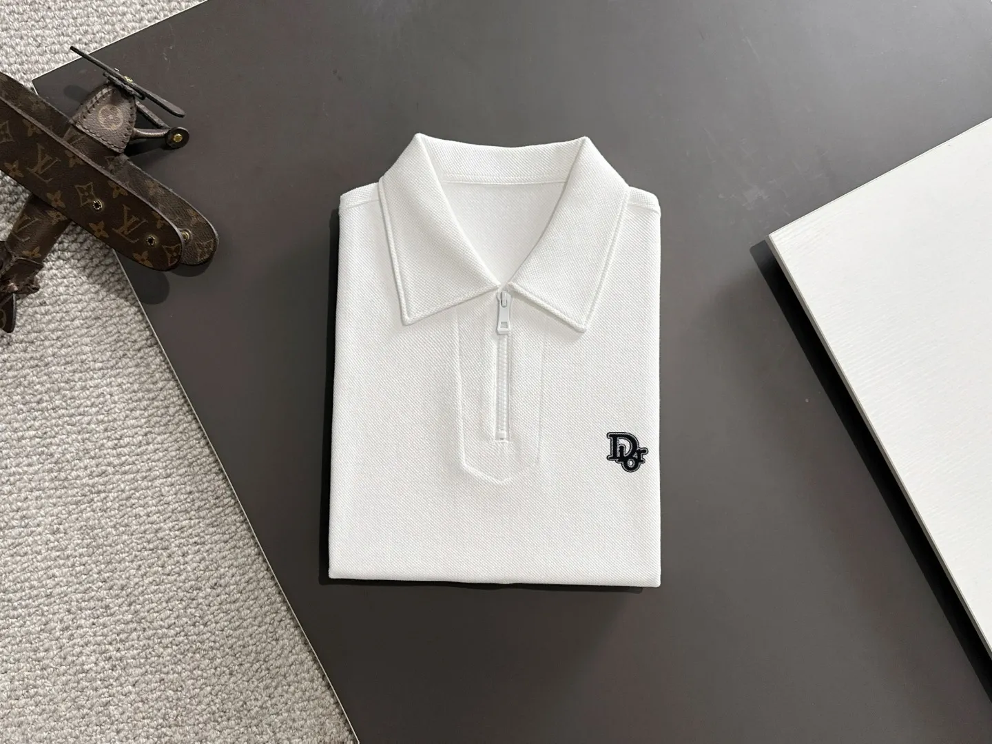 🅿️330 shipped the next day. High version DIOR/Dior 25ss spring and summer new high-definition pique cotton T-shirt. Made in Italy with imported machines. Truly luxurious and high-quality. 1:1COPY with eyes closed. Heavy combed fabrics, high-strength and heavy-weight fabrics feel substantial when weighed. The upper body is also more textured than ordinary T-shirts and is not easy to deform. This texture can cope with the weather. It absorbs sweat and is breathable, suitable for both hot and cold conditions! Perfectly produced with reference to the original stitch and stitch! The loose fit design is super noble. Custom-woven signature ribbed collar, cuffs, and hem. Really rare and rare goods Size: M-XXXL