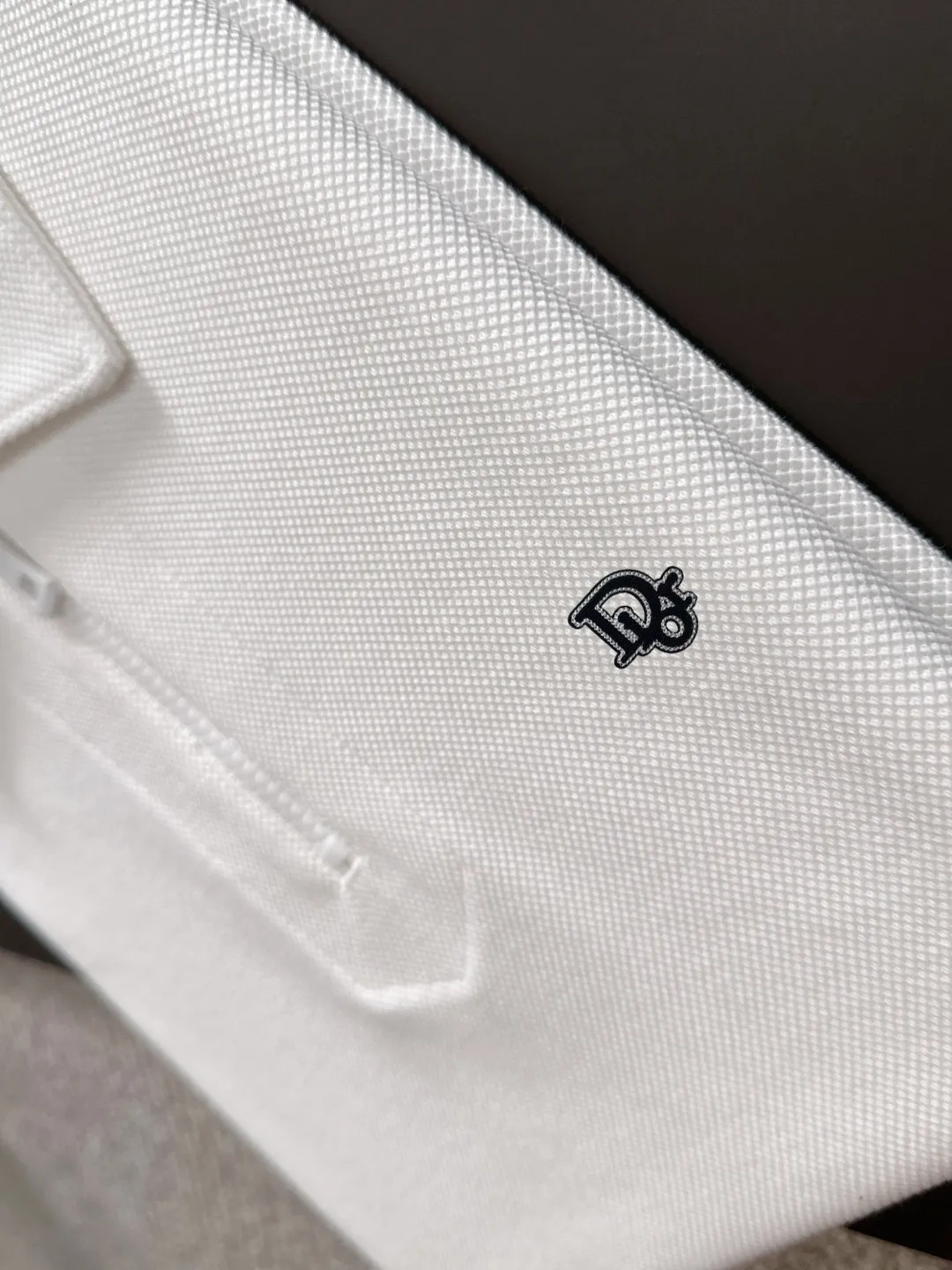 🅿️330 shipped the next day. High version DIOR/Dior 25ss spring and summer new high-definition pique cotton T-shirt. Made in Italy with imported machines. Truly luxurious and high-quality. 1:1COPY with eyes closed. Heavy combed fabrics, high-strength and heavy-weight fabrics feel substantial when weighed. The upper body is also more textured than ordinary T-shirts and is not easy to deform. This texture can cope with the weather. It absorbs sweat and is breathable, suitable for both hot and cold conditions! Perfectly produced with reference to the original stitch and stitch! The loose fit design is super noble. Custom-woven signature ribbed collar, cuffs, and hem. Really rare and rare goods Size: M-XXXL