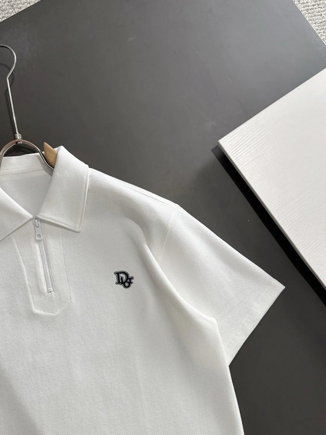 🅿️330 shipped the next day. High version DIOR/Dior 25ss spring and summer new high-definition pique cotton T-shirt. Made in Italy with imported machines. Truly luxurious and high-quality. 1:1COPY with eyes closed. Heavy combed fabrics, high-strength and heavy-weight fabrics feel substantial when weighed. The upper body is also more textured than ordinary T-shirts and is not easy to deform. This texture can cope with the weather. It absorbs sweat and is breathable, suitable for both hot and cold conditions! Perfectly produced with reference to the original stitch and stitch! The loose fit design is super noble. Custom-woven signature ribbed collar, cuffs, and hem. Really rare and rare goods Size: M-XXXL