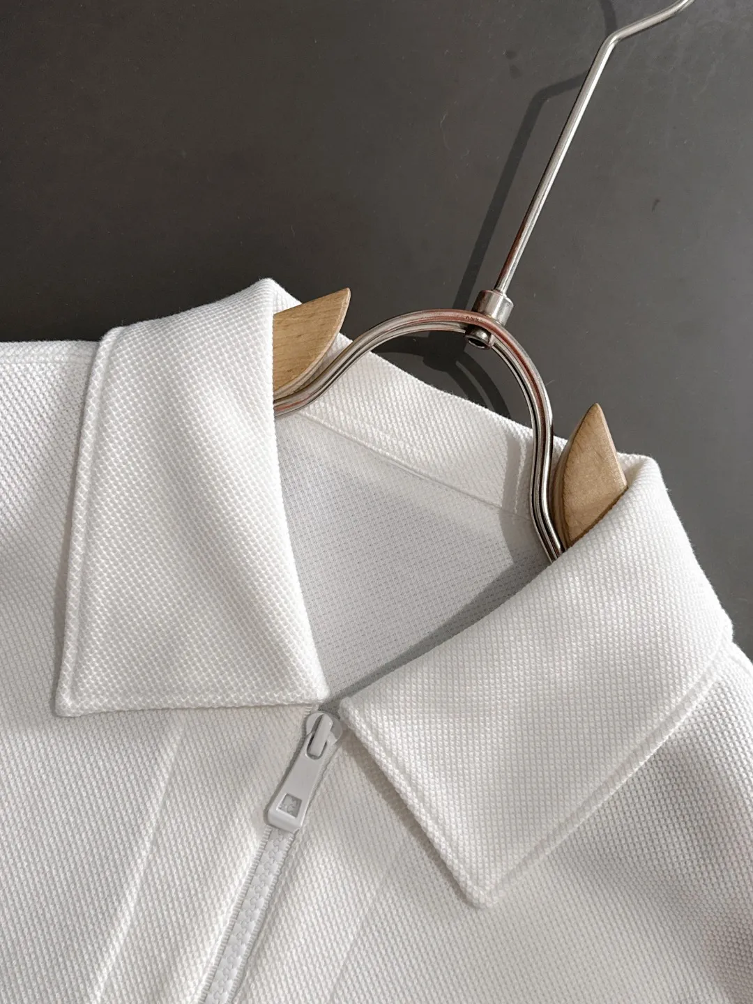🅿️330 shipped the next day. High version DIOR/Dior 25ss spring and summer new high-definition pique cotton T-shirt. Made in Italy with imported machines. Truly luxurious and high-quality. 1:1COPY with eyes closed. Heavy combed fabrics, high-strength and heavy-weight fabrics feel substantial when weighed. The upper body is also more textured than ordinary T-shirts and is not easy to deform. This texture can cope with the weather. It absorbs sweat and is breathable, suitable for both hot and cold conditions! Perfectly produced with reference to the original stitch and stitch! The loose fit design is super noble. Custom-woven signature ribbed collar, cuffs, and hem. Really rare and rare goods Size: M-XXXL
