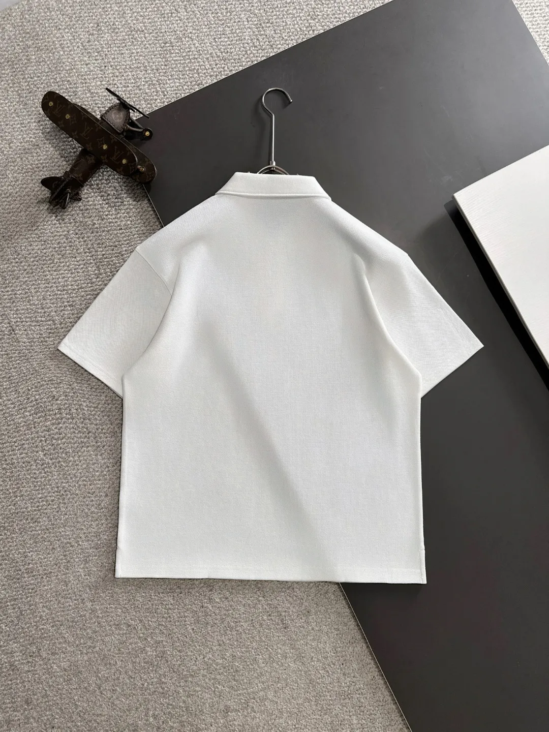 🅿️330 shipped the next day. High version DIOR/Dior 25ss spring and summer new high-definition pique cotton T-shirt. Made in Italy with imported machines. Truly luxurious and high-quality. 1:1COPY with eyes closed. Heavy combed fabrics, high-strength and heavy-weight fabrics feel substantial when weighed. The upper body is also more textured than ordinary T-shirts and is not easy to deform. This texture can cope with the weather. It absorbs sweat and is breathable, suitable for both hot and cold conditions! Perfectly produced with reference to the original stitch and stitch! The loose fit design is super noble. Custom-woven signature ribbed collar, cuffs, and hem. Really rare and rare goods Size: M-XXXL