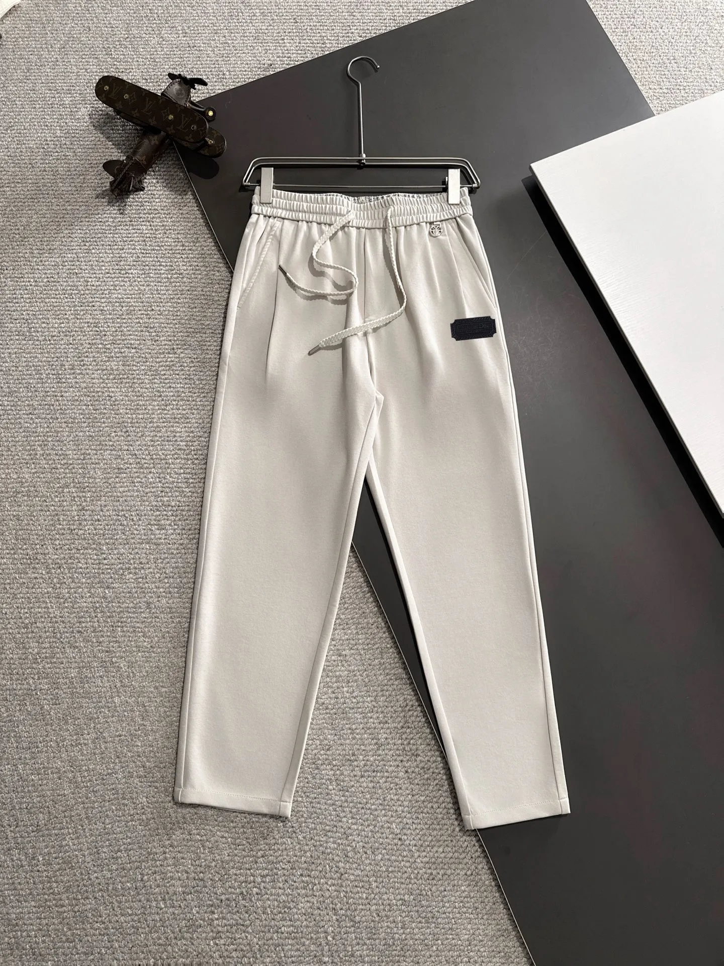 🅿️380 next day shipping Dior 2025 spring and summer new elastic band casual pants, thin counter custom fabrics, high breathability and comfort, impeccable details, brand element design concept, reflecting high quality. It feels delicate and soft! It presents a casual cut and the upper body shape is great! Size: M-4XL