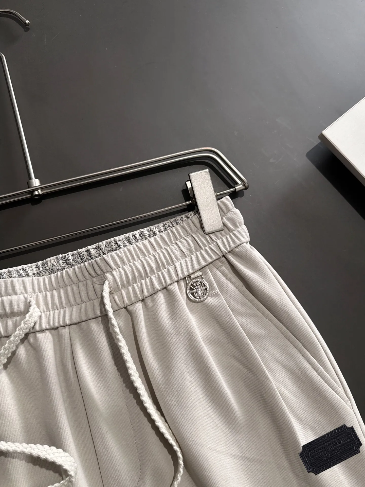 🅿️380 next day shipping Dior 2025 spring and summer new elastic band casual pants, thin counter custom fabrics, high breathability and comfort, impeccable details, brand element design concept, reflecting high quality. It feels delicate and soft! It presents a casual cut and the upper body shape is great! Size: M-4XL