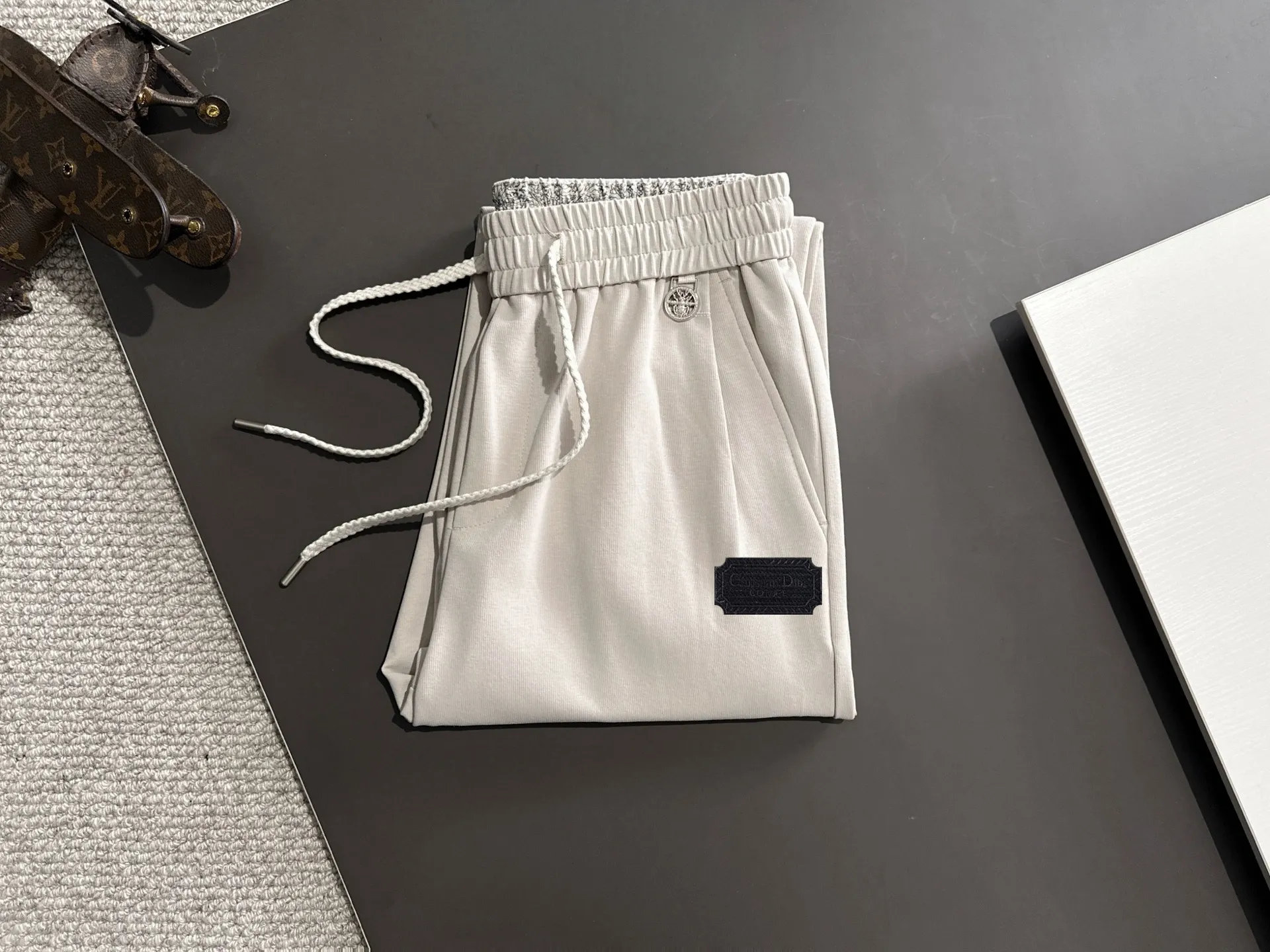🅿️380 next day shipping Dior 2025 spring and summer new elastic band casual pants, thin counter custom fabrics, high breathability and comfort, impeccable details, brand element design concept, reflecting high quality. It feels delicate and soft! It presents a casual cut and the upper body shape is great! Size: M-4XL