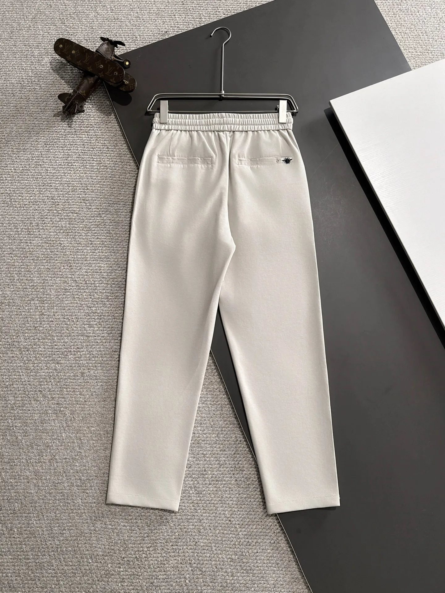 🅿️380 next day shipping Dior 2025 spring and summer new elastic band casual pants, thin counter custom fabrics, high breathability and comfort, impeccable details, brand element design concept, reflecting high quality. It feels delicate and soft! It presents a casual cut and the upper body shape is great! Size: M-4XL