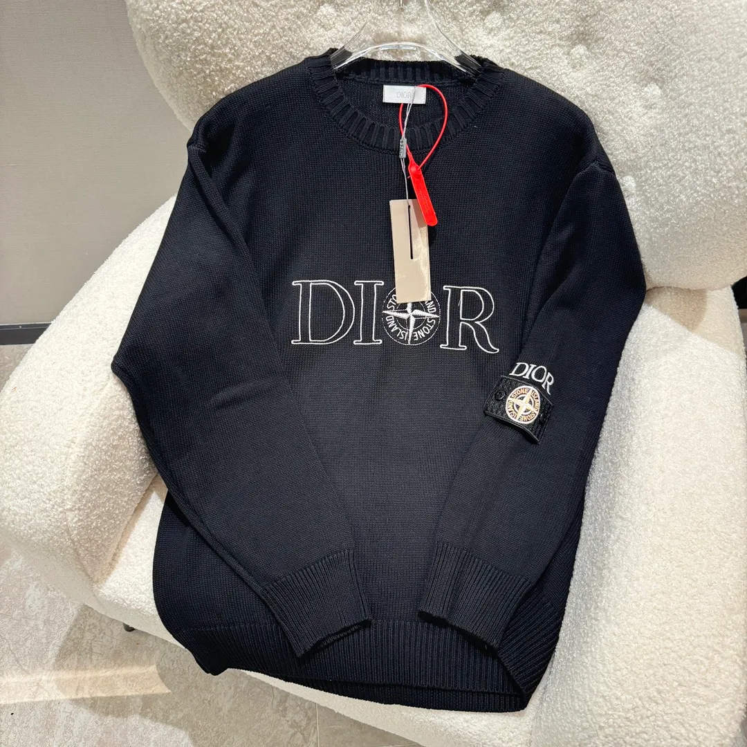 🅿️380 DIOR Dior Dior stone co-branded embroidered round neck knitted pullover. Purchased and patterned by YB. Made of customized cotton wool. The weight is 600g. The fabric is custom-woven and dyed. The lining is made of fleece shearing and ironing. It is equipped with 21s double yarn 1*1 cotton rootless thread. The front logo is embroidered with a Tajima embroidery machine imported from Japan. The surface of the rayon thread is padded with a rubber film and is embroidered with three-dimensional overlocking. The wavy edge of the front panel is made with a special pattern machine. 6 strands of thick cotton thread are stitched and hemmed. The threads of the hem and cuffs are made of 21s combed cotton yarn dyed in the same color. 12-cylinder horizontal loom double-threaded needle-binding single-thread jacquard. It can be matched with bottoms of the same season to create a fashionable look. It can be used in various occasions. Customized accessories. Complete three standards. Same style for men and women.