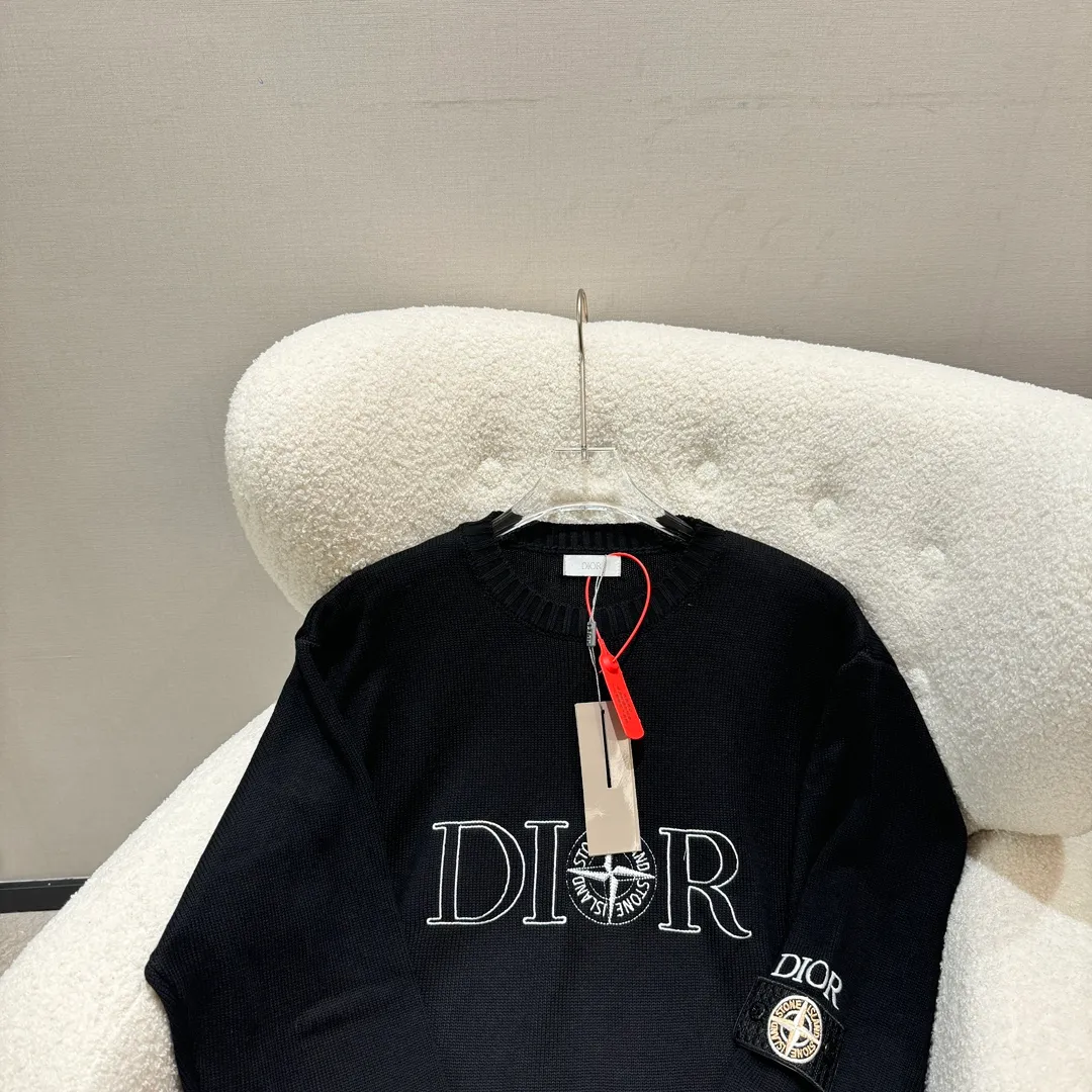 🅿️380 DIOR Dior Dior stone co-branded embroidered round neck knitted pullover. Purchased and patterned by YB. Made of customized cotton wool. The weight is 600g. The fabric is custom-woven and dyed. The lining is made of fleece shearing and ironing. It is equipped with 21s double yarn 1*1 cotton rootless thread. The front logo is embroidered with a Tajima embroidery machine imported from Japan. The surface of the rayon thread is padded with a rubber film and is embroidered with three-dimensional overlocking. The wavy edge of the front panel is made with a special pattern machine. 6 strands of thick cotton thread are stitched and hemmed. The threads of the hem and cuffs are made of 21s combed cotton yarn dyed in the same color. 12-cylinder horizontal loom double-threaded needle-binding single-thread jacquard. It can be matched with bottoms of the same season to create a fashionable look. It can be used in various occasions. Customized accessories. Complete three standards. Same style for men and women.