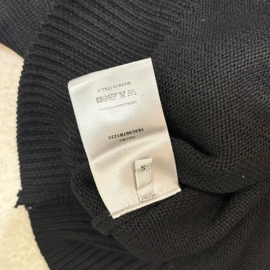 🅿️380 DIOR Dior Dior stone co-branded embroidered round neck knitted pullover. Purchased and patterned by YB. Made of customized cotton wool. The weight is 600g. The fabric is custom-woven and dyed. The lining is made of fleece shearing and ironing. It is equipped with 21s double yarn 1*1 cotton rootless thread. The front logo is embroidered with a Tajima embroidery machine imported from Japan. The surface of the rayon thread is padded with a rubber film and is embroidered with three-dimensional overlocking. The wavy edge of the front panel is made with a special pattern machine. 6 strands of thick cotton thread are stitched and hemmed. The threads of the hem and cuffs are made of 21s combed cotton yarn dyed in the same color. 12-cylinder horizontal loom double-threaded needle-binding single-thread jacquard. It can be matched with bottoms of the same season to create a fashionable look. It can be used in various occasions. Customized accessories. Complete three standards. Same style for men and women.
