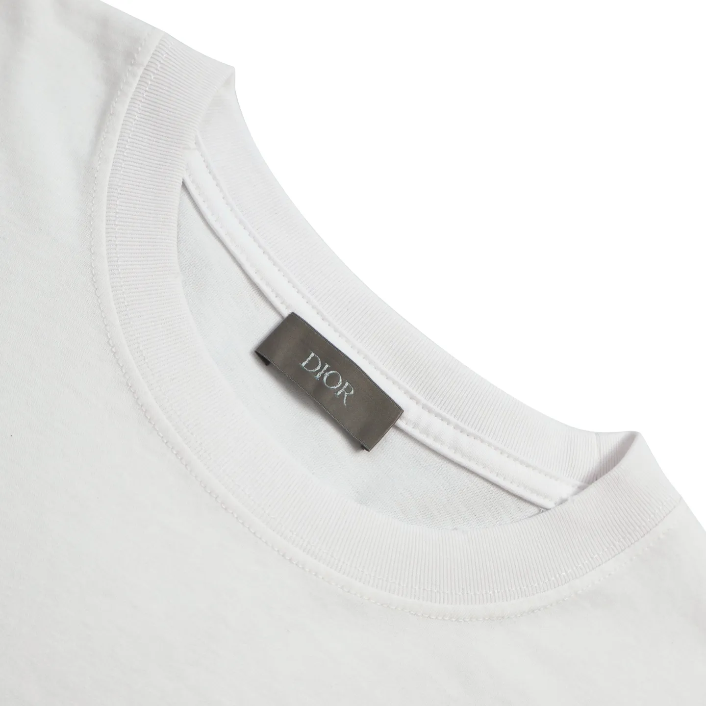 🅿️260 exclusive supply] CD distressed printed short-sleeves (white) originally purchased at 7700, made of 10S encrypted and reinforced 250G cotton and linen fabrics, with 26S1×1 threads. The printing effect has a subtle blur design effect, and the film screen is made of extremely fine gauze material. The points are adjusted and depicted on the film based on the actual object, and the restoration is difficult to produce. High-density dot printing is combined with specially adjusted dot glue, and the paste is fine and has good mesh passing properties. The pieces are designed with washed holes and irregular openings all over the body, giving simple garments a rebellious sense of destruction. The stone grinding washing process locates the holes, and the ready-to-wear products use the stone grinding machine laser positioning to manually destroy the wear effect. Every wear and tear is made by hand, so that the natural wear and tear of the fabric achieves the most harmonious visual effect. After being washed by stone grinding, it can show a rich retro atmosphere. The classic round neck is a loose fit, the upper body is crisp and stylish, the color is simple, it is classic, durable and versatile, the hem has a slit design, and the printing position is in the upper center, which can enhance the visual center of gravity and effectively elongate the body proportions. Size:S-M-L