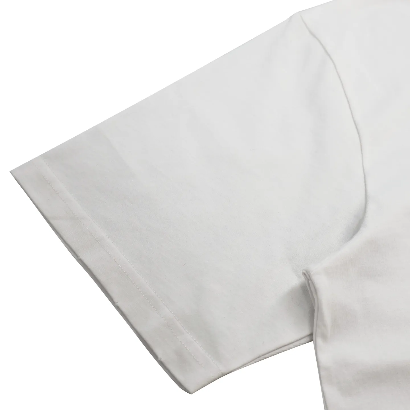 🅿️260 exclusive supply] CD distressed printed short-sleeves (white) originally purchased at 7700, made of 10S encrypted and reinforced 250G cotton and linen fabrics, with 26S1×1 threads. The printing effect has a subtle blur design effect, and the film screen is made of extremely fine gauze material. The points are adjusted and depicted on the film based on the actual object, and the restoration is difficult to produce. High-density dot printing is combined with specially adjusted dot glue, and the paste is fine and has good mesh passing properties. The pieces are designed with washed holes and irregular openings all over the body, giving simple garments a rebellious sense of destruction. The stone grinding washing process locates the holes, and the ready-to-wear products use the stone grinding machine laser positioning to manually destroy the wear effect. Every wear and tear is made by hand, so that the natural wear and tear of the fabric achieves the most harmonious visual effect. After being washed by stone grinding, it can show a rich retro atmosphere. The classic round neck is a loose fit, the upper body is crisp and stylish, the color is simple, it is classic, durable and versatile, the hem has a slit design, and the printing position is in the upper center, which can enhance the visual center of gravity and effectively elongate the body proportions. Size:S-M-L