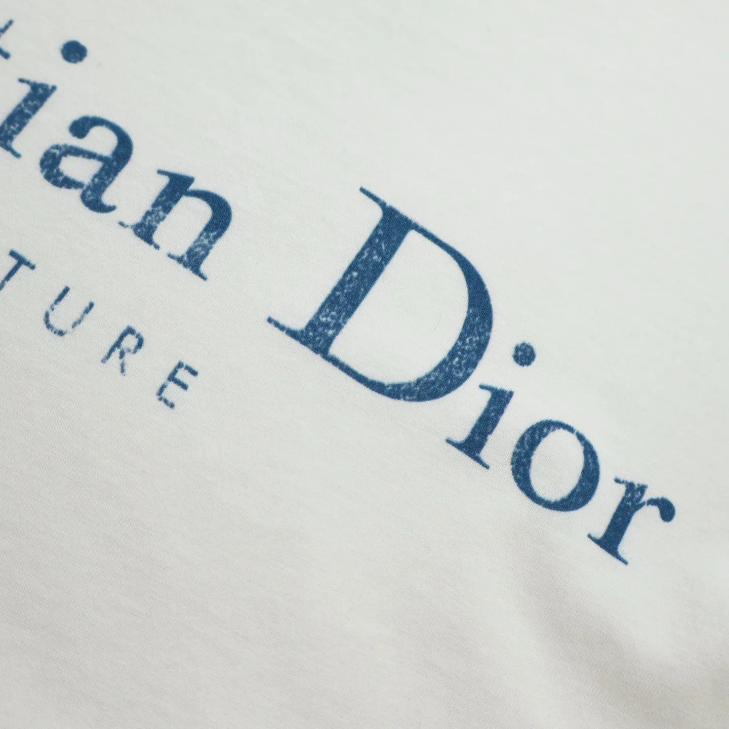🅿️260 exclusive supply] CD distressed printed short-sleeves (white) originally purchased at 7700, made of 10S encrypted and reinforced 250G cotton and linen fabrics, with 26S1×1 threads. The printing effect has a subtle blur design effect, and the film screen is made of extremely fine gauze material. The points are adjusted and depicted on the film based on the actual object, and the restoration is difficult to produce. High-density dot printing is combined with specially adjusted dot glue, and the paste is fine and has good mesh passing properties. The pieces are designed with washed holes and irregular openings all over the body, giving simple garments a rebellious sense of destruction. The stone grinding washing process locates the holes, and the ready-to-wear products use the stone grinding machine laser positioning to manually destroy the wear effect. Every wear and tear is made by hand, so that the natural wear and tear of the fabric achieves the most harmonious visual effect. After being washed by stone grinding, it can show a rich retro atmosphere. The classic round neck is a loose fit, the upper body is crisp and stylish, the color is simple, it is classic, durable and versatile, the hem has a slit design, and the printing position is in the upper center, which can enhance the visual center of gravity and effectively elongate the body proportions. Size:S-M-L