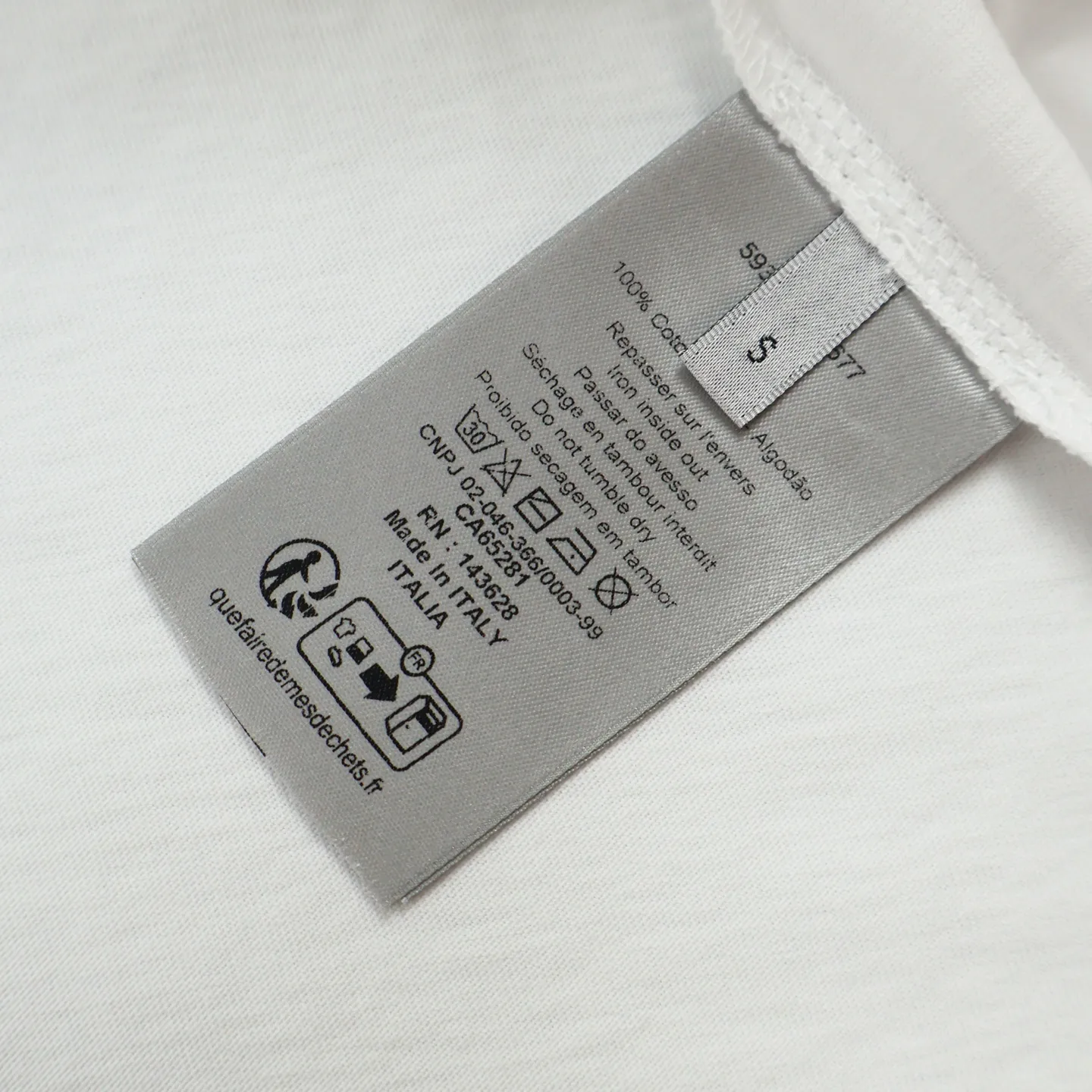 🅿️260 exclusive supply] CD distressed printed short-sleeves (white) originally purchased at 7700, made of 10S encrypted and reinforced 250G cotton and linen fabrics, with 26S1×1 threads. The printing effect has a subtle blur design effect, and the film screen is made of extremely fine gauze material. The points are adjusted and depicted on the film based on the actual object, and the restoration is difficult to produce. High-density dot printing is combined with specially adjusted dot glue, and the paste is fine and has good mesh passing properties. The pieces are designed with washed holes and irregular openings all over the body, giving simple garments a rebellious sense of destruction. The stone grinding washing process locates the holes, and the ready-to-wear products use the stone grinding machine laser positioning to manually destroy the wear effect. Every wear and tear is made by hand, so that the natural wear and tear of the fabric achieves the most harmonious visual effect. After being washed by stone grinding, it can show a rich retro atmosphere. The classic round neck is a loose fit, the upper body is crisp and stylish, the color is simple, it is classic, durable and versatile, the hem has a slit design, and the printing position is in the upper center, which can enhance the visual center of gravity and effectively elongate the body proportions. Size:S-M-L