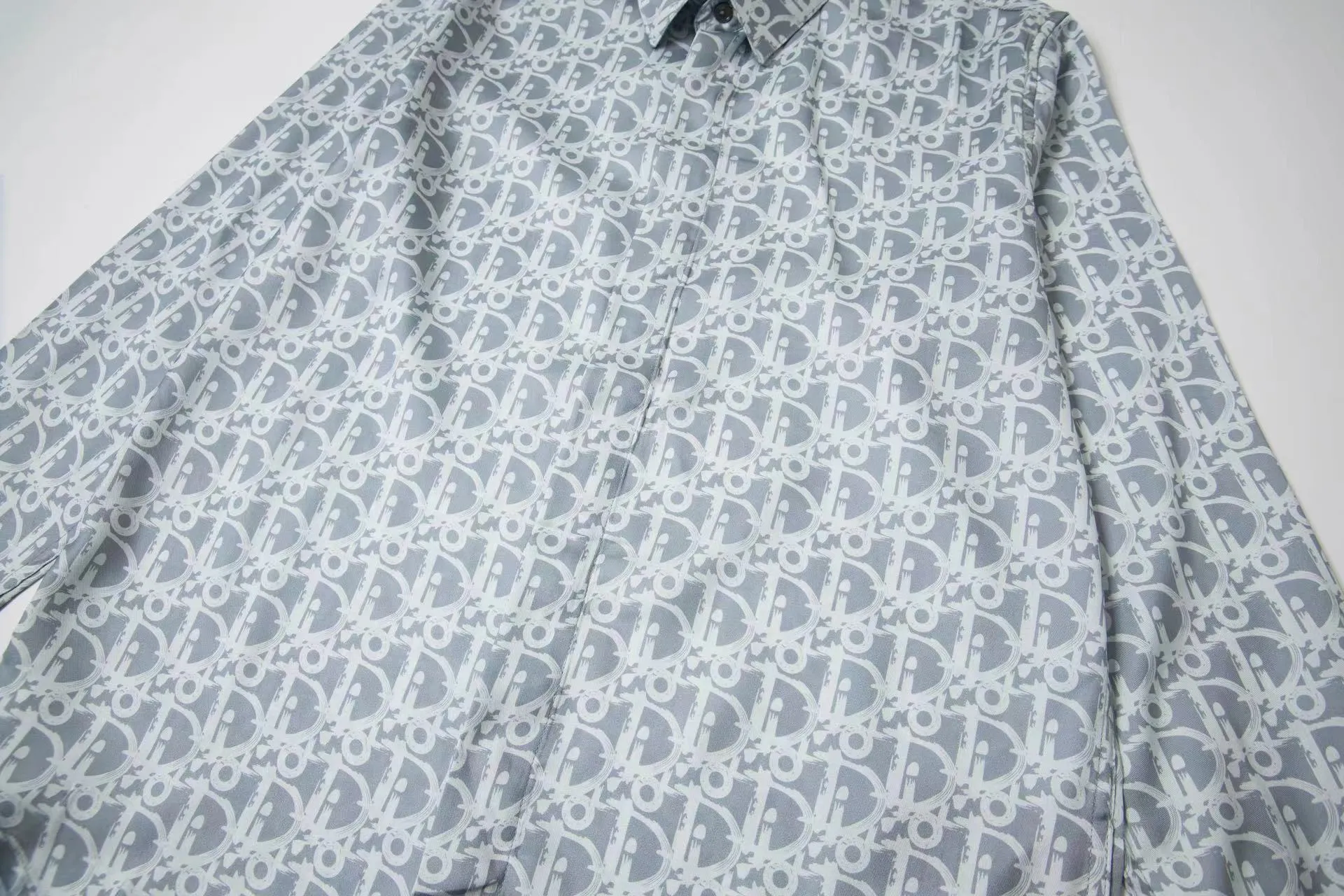 🅿️320 DIOR presbyopia all-over printed satin shirt Process description: The texture of the fabric is skin-friendly and comfortable. Pay attention to the distinction. The fabric characteristics are not easy to wrinkle. The dyeing yarn 100% restores the original color. It can be matched with the same style to create a fashionable look and control various occasions. Customized accessories, complete three standards, same style for men and women! Size: 46 48 50 52