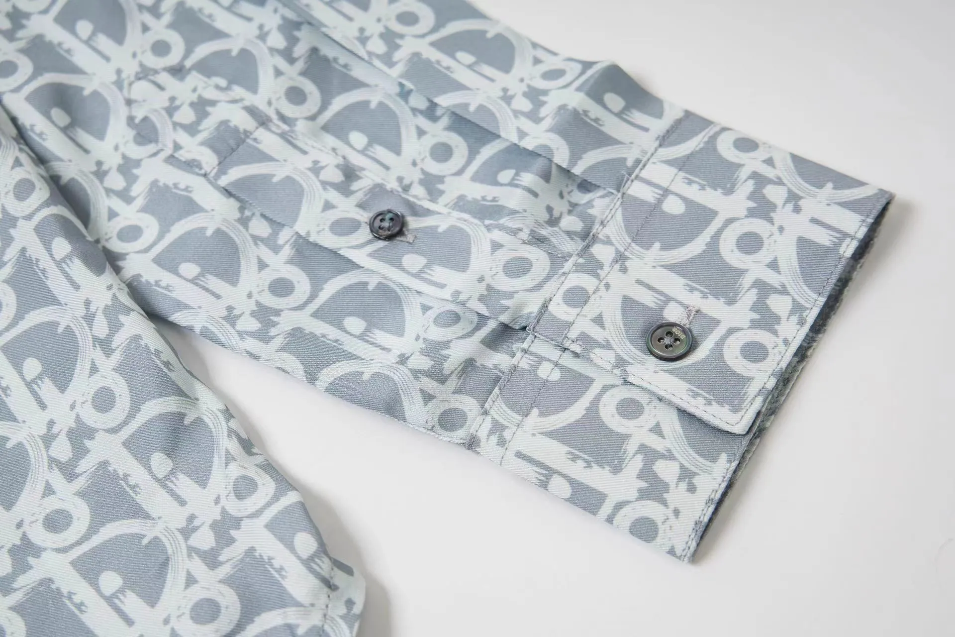 🅿️320 DIOR presbyopia all-over printed satin shirt Process description: The texture of the fabric is skin-friendly and comfortable. Pay attention to the distinction. The fabric characteristics are not easy to wrinkle. The dyeing yarn 100% restores the original color. It can be matched with the same style to create a fashionable look and control various occasions. Customized accessories, complete three standards, same style for men and women! Size: 46 48 50 52