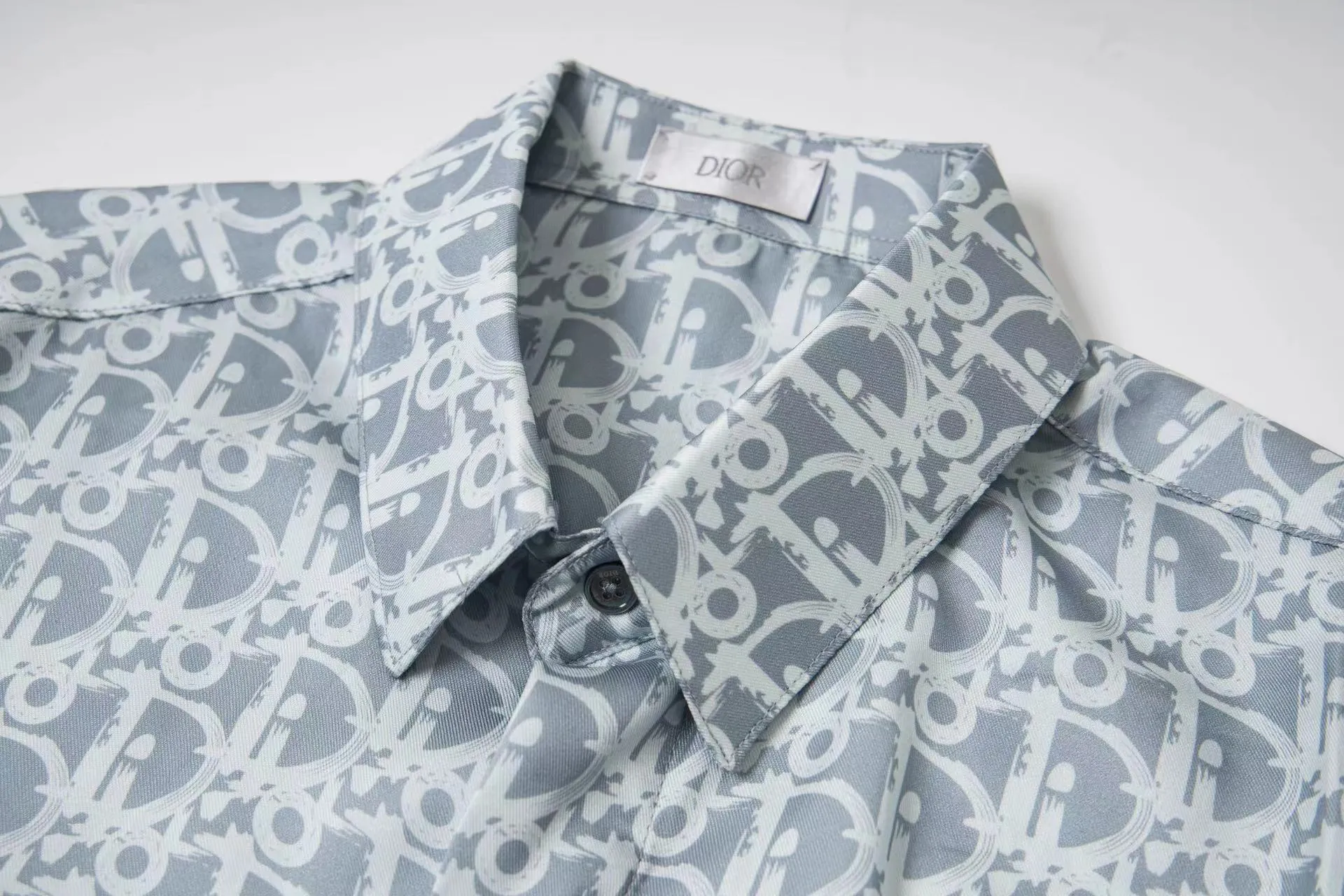 🅿️320 DIOR presbyopia all-over printed satin shirt Process description: The texture of the fabric is skin-friendly and comfortable. Pay attention to the distinction. The fabric characteristics are not easy to wrinkle. The dyeing yarn 100% restores the original color. It can be matched with the same style to create a fashionable look and control various occasions. Customized accessories, complete three standards, same style for men and women! Size: 46 48 50 52
