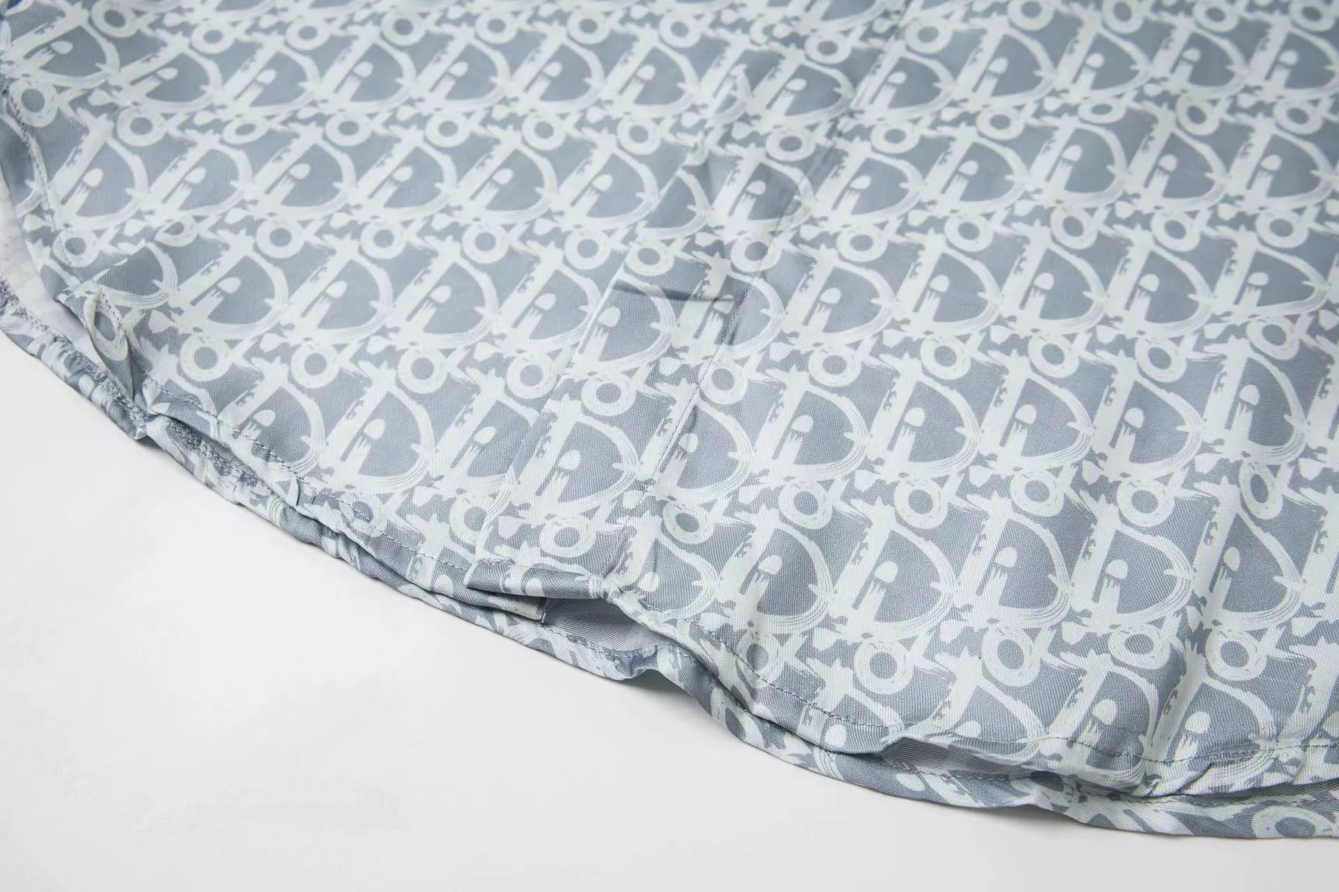 🅿️320 DIOR presbyopia all-over printed satin shirt Process description: The texture of the fabric is skin-friendly and comfortable. Pay attention to the distinction. The fabric characteristics are not easy to wrinkle. The dyeing yarn 100% restores the original color. It can be matched with the same style to create a fashionable look and control various occasions. Customized accessories, complete three standards, same style for men and women! Size: 46 48 50 52