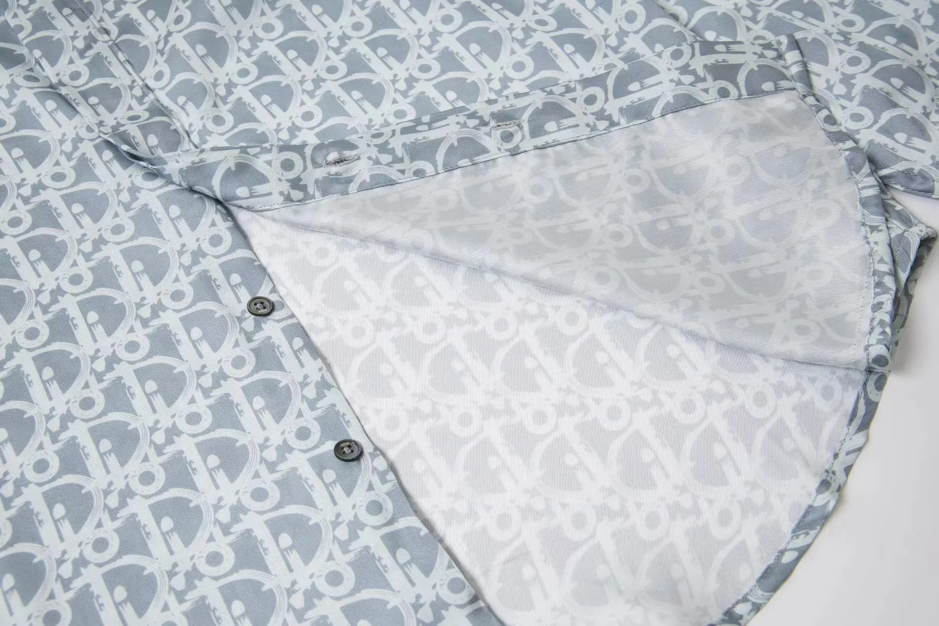 🅿️320 DIOR presbyopia all-over printed satin shirt Process description: The texture of the fabric is skin-friendly and comfortable. Pay attention to the distinction. The fabric characteristics are not easy to wrinkle. The dyeing yarn 100% restores the original color. It can be matched with the same style to create a fashionable look and control various occasions. Customized accessories, complete three standards, same style for men and women! Size: 46 48 50 52