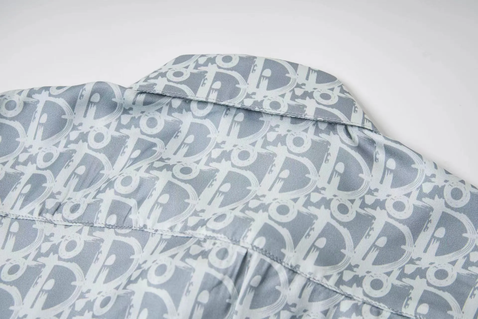 🅿️320 DIOR presbyopia all-over printed satin shirt Process description: The texture of the fabric is skin-friendly and comfortable. Pay attention to the distinction. The fabric characteristics are not easy to wrinkle. The dyeing yarn 100% restores the original color. It can be matched with the same style to create a fashionable look and control various occasions. Customized accessories, complete three standards, same style for men and women! Size: 46 48 50 52