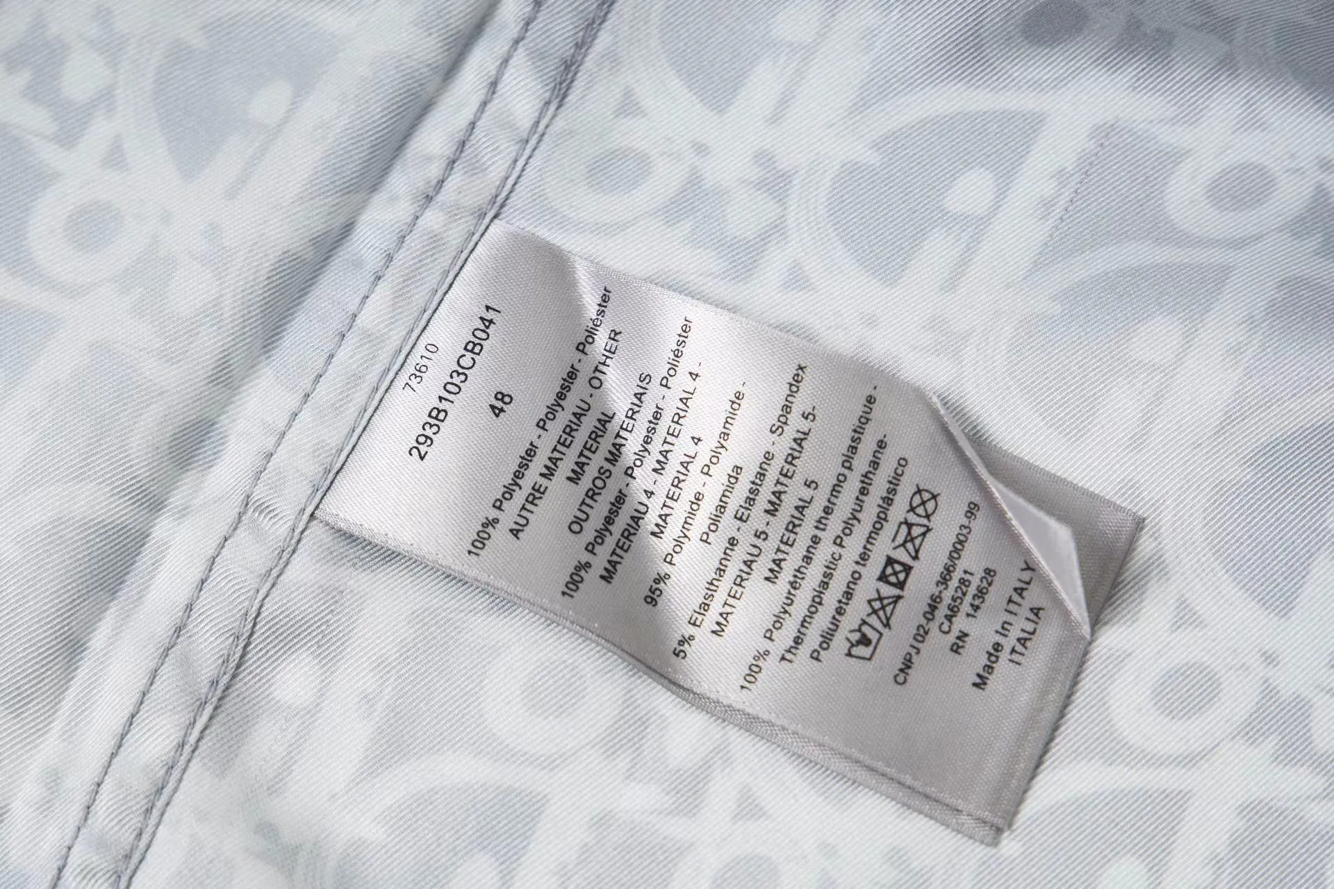 🅿️320 DIOR presbyopia all-over printed satin shirt Process description: The texture of the fabric is skin-friendly and comfortable. Pay attention to the distinction. The fabric characteristics are not easy to wrinkle. The dyeing yarn 100% restores the original color. It can be matched with the same style to create a fashionable look and control various occasions. Customized accessories, complete three standards, same style for men and women! Size: 46 48 50 52