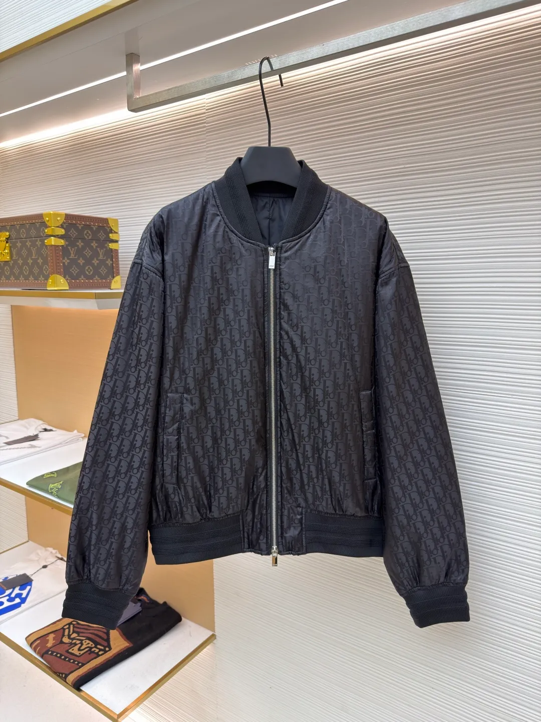 Dior flight jacket ●Original version: Purchased and developed for 21000 ●Item number: 1680817-C10 ●Fabric: nylon fabric ●Technology: Printing ●Version: Fitted version ●Weight: about 570 grams ●Size: 46-48-50-52 ●Description: This aviator is carefully made of jacquard technical fabric and decorated with a Diamond pattern throughout, which was designed by Marc Bohan. Bohan) in 1974, it reinterprets the initials with a three-dimensional line diamond pattern. It has a casual and classic silhouette with ribbed collar, cuffs and hem. The comfortable tailoring highlights the sporty style. It can be matched with and create a sophisticated casual look. It is decorated with Diamond jacquard pattern all over. Two-way zipper closure with engraving. Dr logo zipper pull, side welt pockets, ribbed collar, cuffs and hem👍. There are five colors to choose from. The shape is handsome and generous. It is the same style for men and women. Highly recommended! The overall wiring is straight and delicate, the fabric is comfortable and soft, and the color is consistent without color difference. It can be matched with the same style to create a fashionable look and control various occasions. Customized accessories, complete with three standards, same style for men and women!