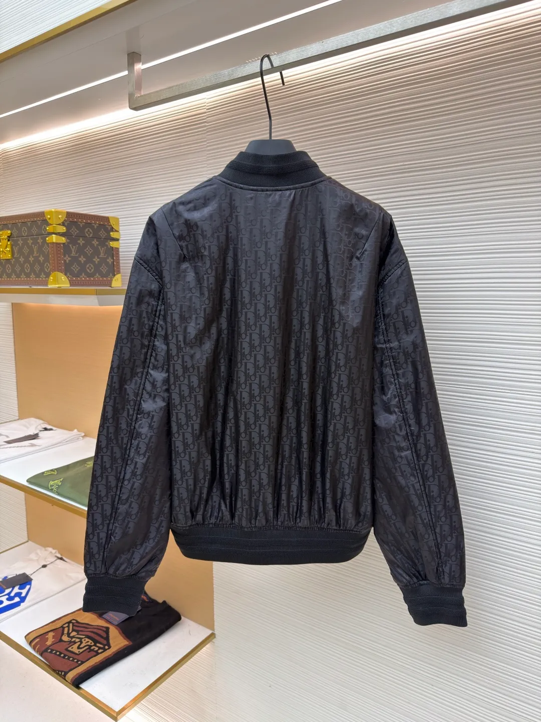 Dior flight jacket ●Original version: Purchased and developed for 21000 ●Item number: 1680817-C10 ●Fabric: nylon fabric ●Technology: Printing ●Version: Fitted version ●Weight: about 570 grams ●Size: 46-48-50-52 ●Description: This aviator is carefully made of jacquard technical fabric and decorated with a Diamond pattern throughout, which was designed by Marc Bohan. Bohan) in 1974, it reinterprets the initials with a three-dimensional line diamond pattern. It has a casual and classic silhouette with ribbed collar, cuffs and hem. The comfortable tailoring highlights the sporty style. It can be matched with and create a sophisticated casual look. It is decorated with Diamond jacquard pattern all over. Two-way zipper closure with engraving. Dr logo zipper pull, side welt pockets, ribbed collar, cuffs and hem👍. There are five colors to choose from. The shape is handsome and generous. It is the same style for men and women. Highly recommended! The overall wiring is straight and delicate, the fabric is comfortable and soft, and the color is consistent without color difference. It can be matched with the same style to create a fashionable look and control various occasions. Customized accessories, complete with three standards, same style for men and women!