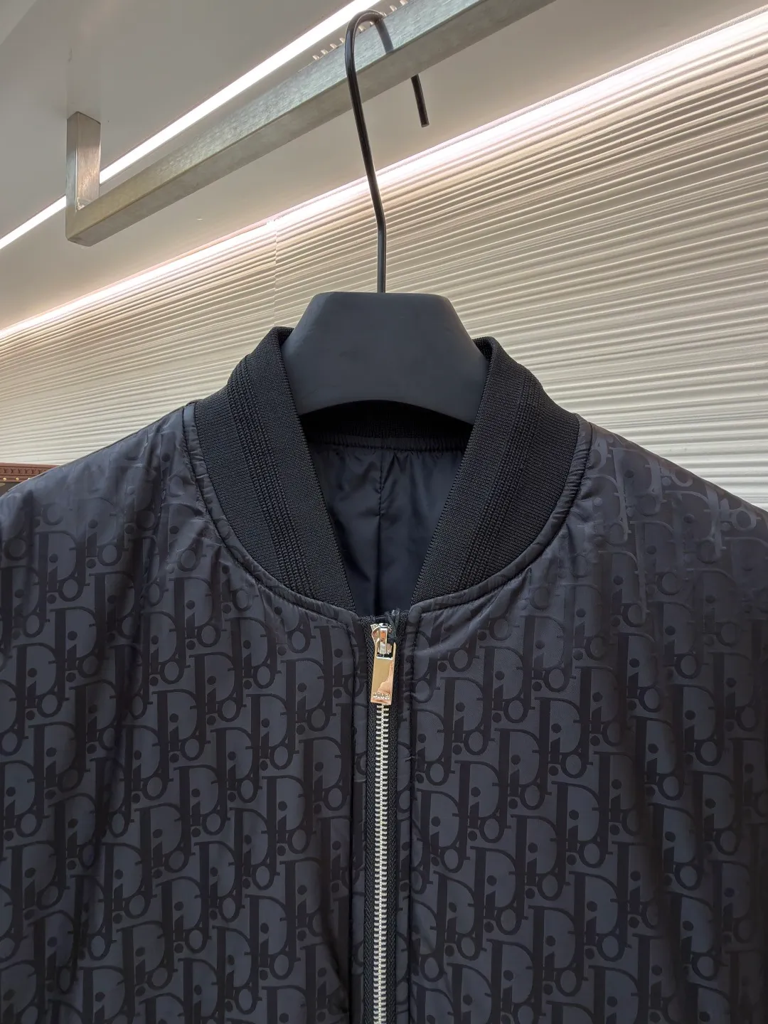 Dior flight jacket ●Original version: Purchased and developed for 21000 ●Item number: 1680817-C10 ●Fabric: nylon fabric ●Technology: Printing ●Version: Fitted version ●Weight: about 570 grams ●Size: 46-48-50-52 ●Description: This aviator is carefully made of jacquard technical fabric and decorated with a Diamond pattern throughout, which was designed by Marc Bohan. Bohan) in 1974, it reinterprets the initials with a three-dimensional line diamond pattern. It has a casual and classic silhouette with ribbed collar, cuffs and hem. The comfortable tailoring highlights the sporty style. It can be matched with and create a sophisticated casual look. It is decorated with Diamond jacquard pattern all over. Two-way zipper closure with engraving. Dr logo zipper pull, side welt pockets, ribbed collar, cuffs and hem👍. There are five colors to choose from. The shape is handsome and generous. It is the same style for men and women. Highly recommended! The overall wiring is straight and delicate, the fabric is comfortable and soft, and the color is consistent without color difference. It can be matched with the same style to create a fashionable look and control various occasions. Customized accessories, complete with three standards, same style for men and women!