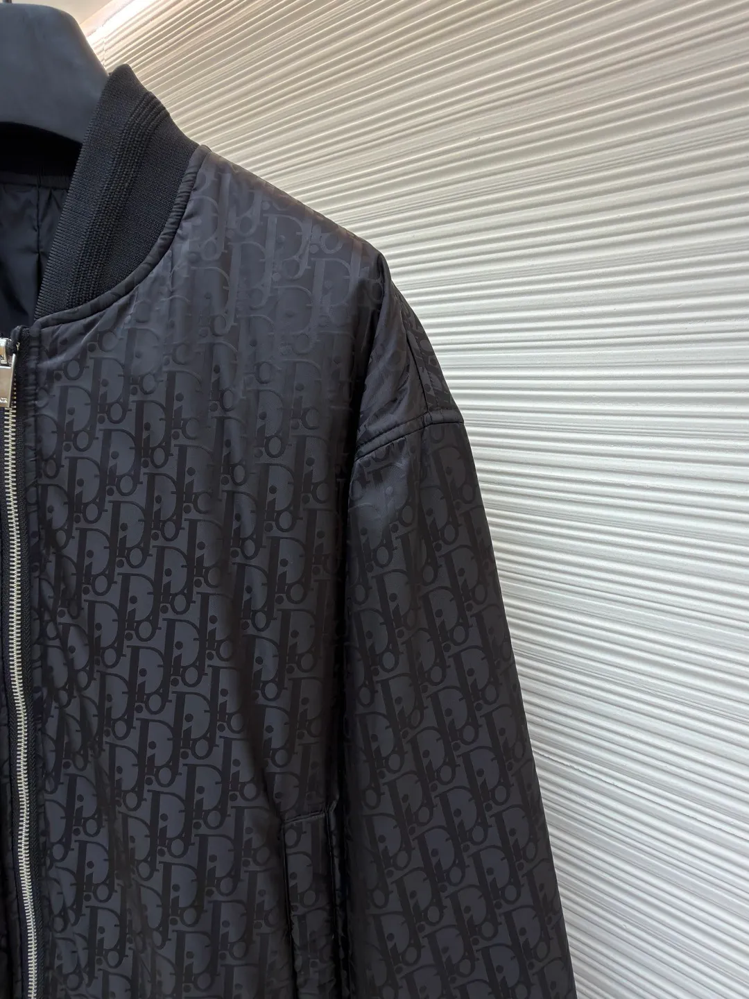 Dior flight jacket ●Original version: Purchased and developed for 21000 ●Item number: 1680817-C10 ●Fabric: nylon fabric ●Technology: Printing ●Version: Fitted version ●Weight: about 570 grams ●Size: 46-48-50-52 ●Description: This aviator is carefully made of jacquard technical fabric and decorated with a Diamond pattern throughout, which was designed by Marc Bohan. Bohan) in 1974, it reinterprets the initials with a three-dimensional line diamond pattern. It has a casual and classic silhouette with ribbed collar, cuffs and hem. The comfortable tailoring highlights the sporty style. It can be matched with and create a sophisticated casual look. It is decorated with Diamond jacquard pattern all over. Two-way zipper closure with engraving. Dr logo zipper pull, side welt pockets, ribbed collar, cuffs and hem👍. There are five colors to choose from. The shape is handsome and generous. It is the same style for men and women. Highly recommended! The overall wiring is straight and delicate, the fabric is comfortable and soft, and the color is consistent without color difference. It can be matched with the same style to create a fashionable look and control various occasions. Customized accessories, complete with three standards, same style for men and women!