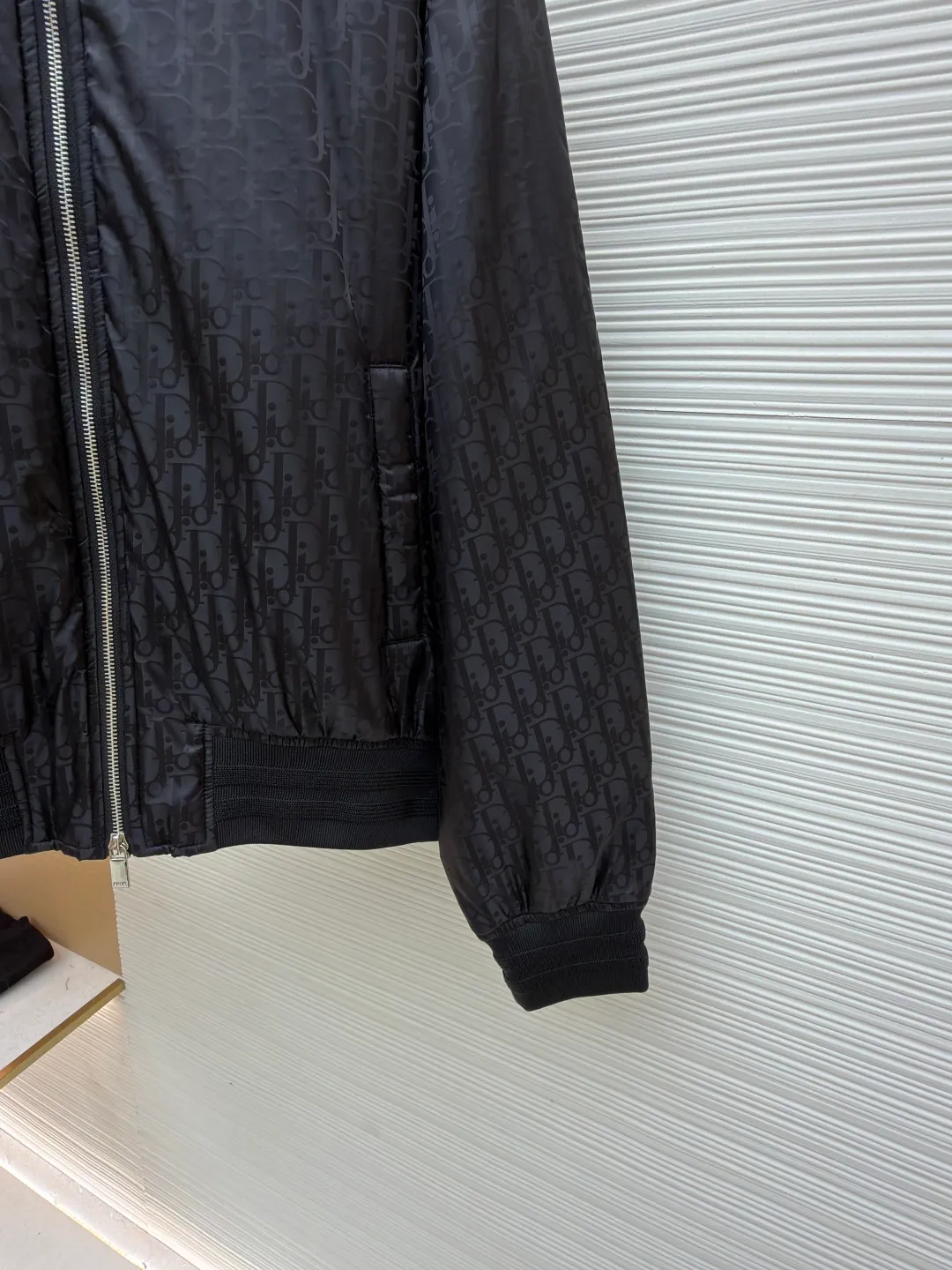 Dior flight jacket ●Original version: Purchased and developed for 21000 ●Item number: 1680817-C10 ●Fabric: nylon fabric ●Technology: Printing ●Version: Fitted version ●Weight: about 570 grams ●Size: 46-48-50-52 ●Description: This aviator is carefully made of jacquard technical fabric and decorated with a Diamond pattern throughout, which was designed by Marc Bohan. Bohan) in 1974, it reinterprets the initials with a three-dimensional line diamond pattern. It has a casual and classic silhouette with ribbed collar, cuffs and hem. The comfortable tailoring highlights the sporty style. It can be matched with and create a sophisticated casual look. It is decorated with Diamond jacquard pattern all over. Two-way zipper closure with engraving. Dr logo zipper pull, side welt pockets, ribbed collar, cuffs and hem👍. There are five colors to choose from. The shape is handsome and generous. It is the same style for men and women. Highly recommended! The overall wiring is straight and delicate, the fabric is comfortable and soft, and the color is consistent without color difference. It can be matched with the same style to create a fashionable look and control various occasions. Customized accessories, complete with three standards, same style for men and women!