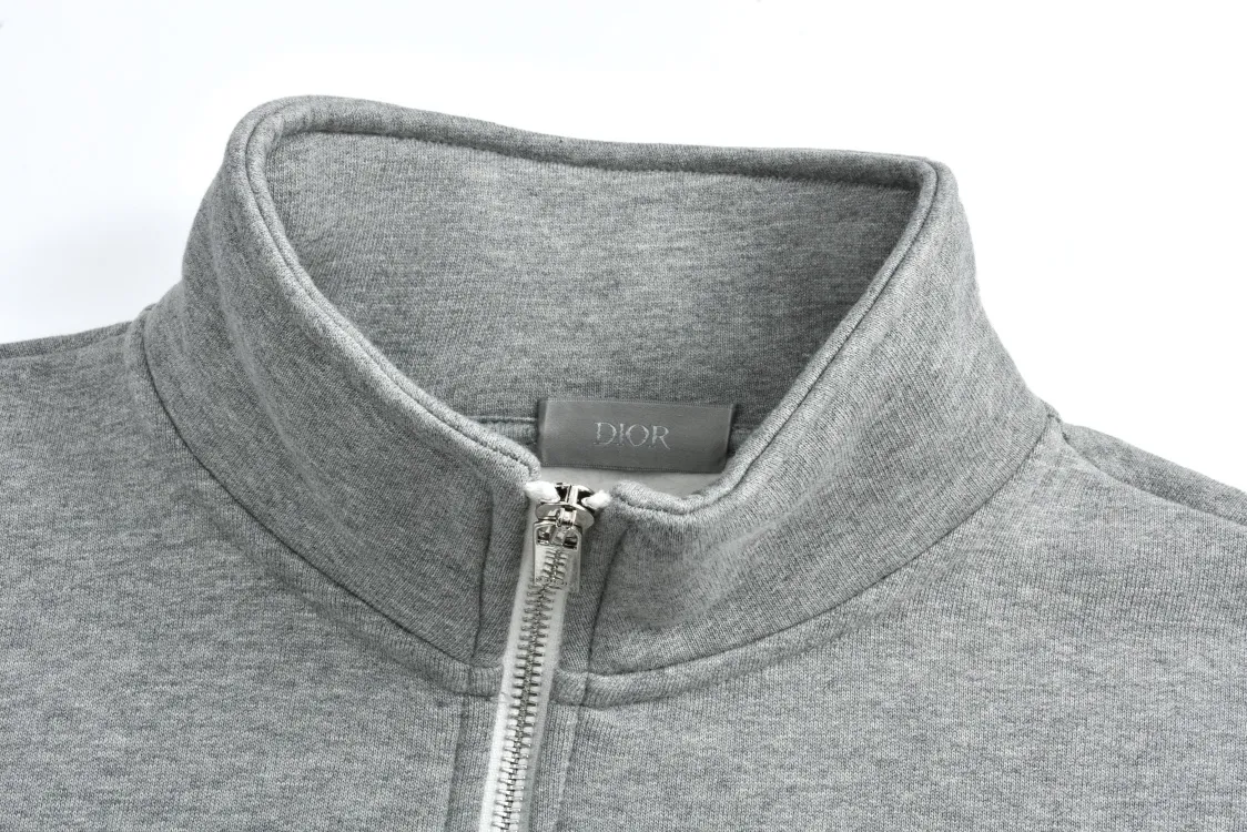 🅿️400 CD 24FW logo embroidered half-zip stand collar sweatshirt (grey) Originally purchased for 21,000, the fabric is made of 360g custom-dyed floral gray fleece fabric. The inner velvet layer is white. It is a double-spliced fabric with a thick, smooth and delicate texture. The splicing threads are custom-woven flat knitting threads. The CD logo pattern is decorated on the chest. The board is custom-dyed matte embroidery thread with Tajima machine 10,000-needle embroidery. Precision needle embroidery technology, the embroidery is very fine and dense, and the letter pattern outlines the design clearly. The molded No. 5 slider and European tooth pulls are matched with a stand-up collar design. The overall style is high-end and retro, with a fitted and straight cut. The three-label accessories are complete, and the upper body is casual and versatile. Size:S-M-L-XL