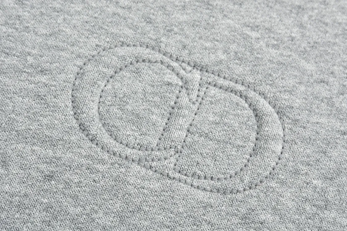 🅿️400 CD 24FW logo embroidered half-zip stand collar sweatshirt (grey) Originally purchased for 21,000, the fabric is made of 360g custom-dyed floral gray fleece fabric. The inner velvet layer is white. It is a double-spliced fabric with a thick, smooth and delicate texture. The splicing threads are custom-woven flat knitting threads. The CD logo pattern is decorated on the chest. The board is custom-dyed matte embroidery thread with Tajima machine 10,000-needle embroidery. Precision needle embroidery technology, the embroidery is very fine and dense, and the letter pattern outlines the design clearly. The molded No. 5 slider and European tooth pulls are matched with a stand-up collar design. The overall style is high-end and retro, with a fitted and straight cut. The three-label accessories are complete, and the upper body is casual and versatile. Size:S-M-L-XL