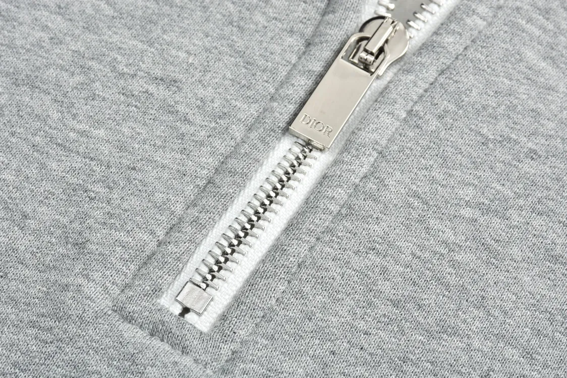 🅿️400 CD 24FW logo embroidered half-zip stand collar sweatshirt (grey) Originally purchased for 21,000, the fabric is made of 360g custom-dyed floral gray fleece fabric. The inner velvet layer is white. It is a double-spliced fabric with a thick, smooth and delicate texture. The splicing threads are custom-woven flat knitting threads. The CD logo pattern is decorated on the chest. The board is custom-dyed matte embroidery thread with Tajima machine 10,000-needle embroidery. Precision needle embroidery technology, the embroidery is very fine and dense, and the letter pattern outlines the design clearly. The molded No. 5 slider and European tooth pulls are matched with a stand-up collar design. The overall style is high-end and retro, with a fitted and straight cut. The three-label accessories are complete, and the upper body is casual and versatile. Size:S-M-L-XL