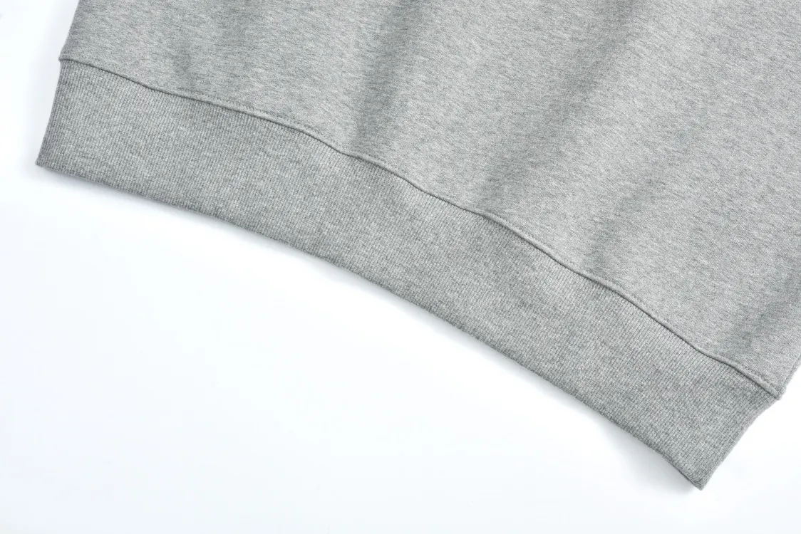 🅿️400 CD 24FW logo embroidered half-zip stand collar sweatshirt (grey) Originally purchased for 21,000, the fabric is made of 360g custom-dyed floral gray fleece fabric. The inner velvet layer is white. It is a double-spliced fabric with a thick, smooth and delicate texture. The splicing threads are custom-woven flat knitting threads. The CD logo pattern is decorated on the chest. The board is custom-dyed matte embroidery thread with Tajima machine 10,000-needle embroidery. Precision needle embroidery technology, the embroidery is very fine and dense, and the letter pattern outlines the design clearly. The molded No. 5 slider and European tooth pulls are matched with a stand-up collar design. The overall style is high-end and retro, with a fitted and straight cut. The three-label accessories are complete, and the upper body is casual and versatile. Size:S-M-L-XL