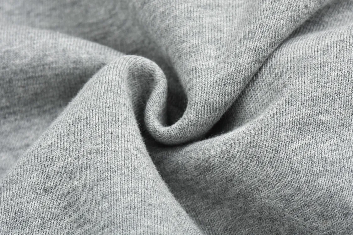 🅿️400 CD 24FW logo embroidered half-zip stand collar sweatshirt (grey) Originally purchased for 21,000, the fabric is made of 360g custom-dyed floral gray fleece fabric. The inner velvet layer is white. It is a double-spliced fabric with a thick, smooth and delicate texture. The splicing threads are custom-woven flat knitting threads. The CD logo pattern is decorated on the chest. The board is custom-dyed matte embroidery thread with Tajima machine 10,000-needle embroidery. Precision needle embroidery technology, the embroidery is very fine and dense, and the letter pattern outlines the design clearly. The molded No. 5 slider and European tooth pulls are matched with a stand-up collar design. The overall style is high-end and retro, with a fitted and straight cut. The three-label accessories are complete, and the upper body is casual and versatile. Size:S-M-L-XL