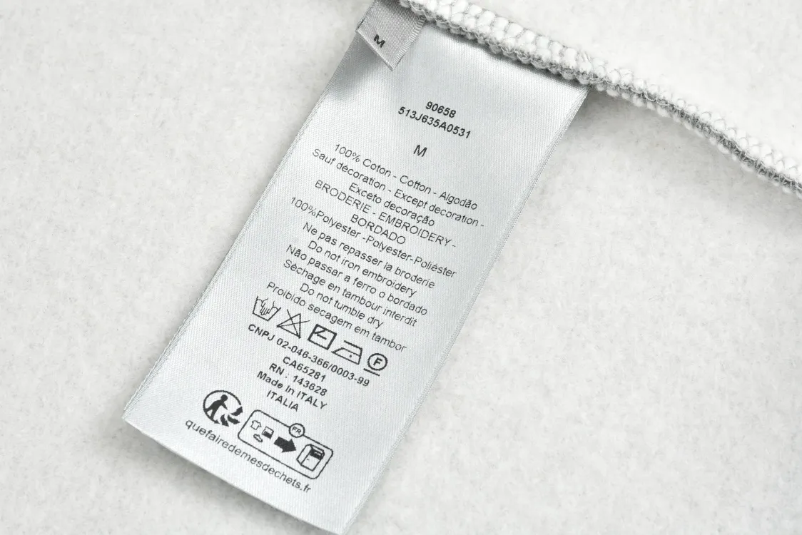🅿️400 CD 24FW logo embroidered half-zip stand collar sweatshirt (grey) Originally purchased for 21,000, the fabric is made of 360g custom-dyed floral gray fleece fabric. The inner velvet layer is white. It is a double-spliced fabric with a thick, smooth and delicate texture. The splicing threads are custom-woven flat knitting threads. The CD logo pattern is decorated on the chest. The board is custom-dyed matte embroidery thread with Tajima machine 10,000-needle embroidery. Precision needle embroidery technology, the embroidery is very fine and dense, and the letter pattern outlines the design clearly. The molded No. 5 slider and European tooth pulls are matched with a stand-up collar design. The overall style is high-end and retro, with a fitted and straight cut. The three-label accessories are complete, and the upper body is casual and versatile. Size:S-M-L-XL