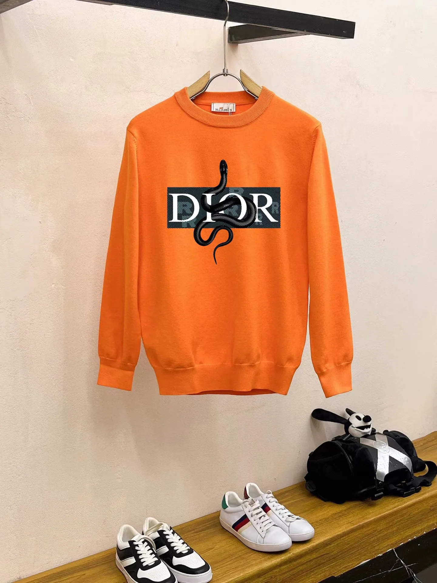 🅿️240 【DIOR】Autumn and winter classic round neck pullover sweater, in full condition! ! ! Wool blended fabric, the latest model in 2025, golden ratio! ! Slim-fitting soft gold, versatile and practical item, the combination and practicality are extremely powerful, simple and elegant, and classy! To create your own style, it is highly recommended to buy it in two colors. The standard slim fit tailoring process is suitable for both young and old men. It is knitted from wool and will not cause any discomfort! While keeping warm, it is stylish, textured and wearable, and the classic logo with contrasting colors on the chest feels in place! ! Recommended for regular customers! ! Size M-3XL (maximum wear: 190 pounds)