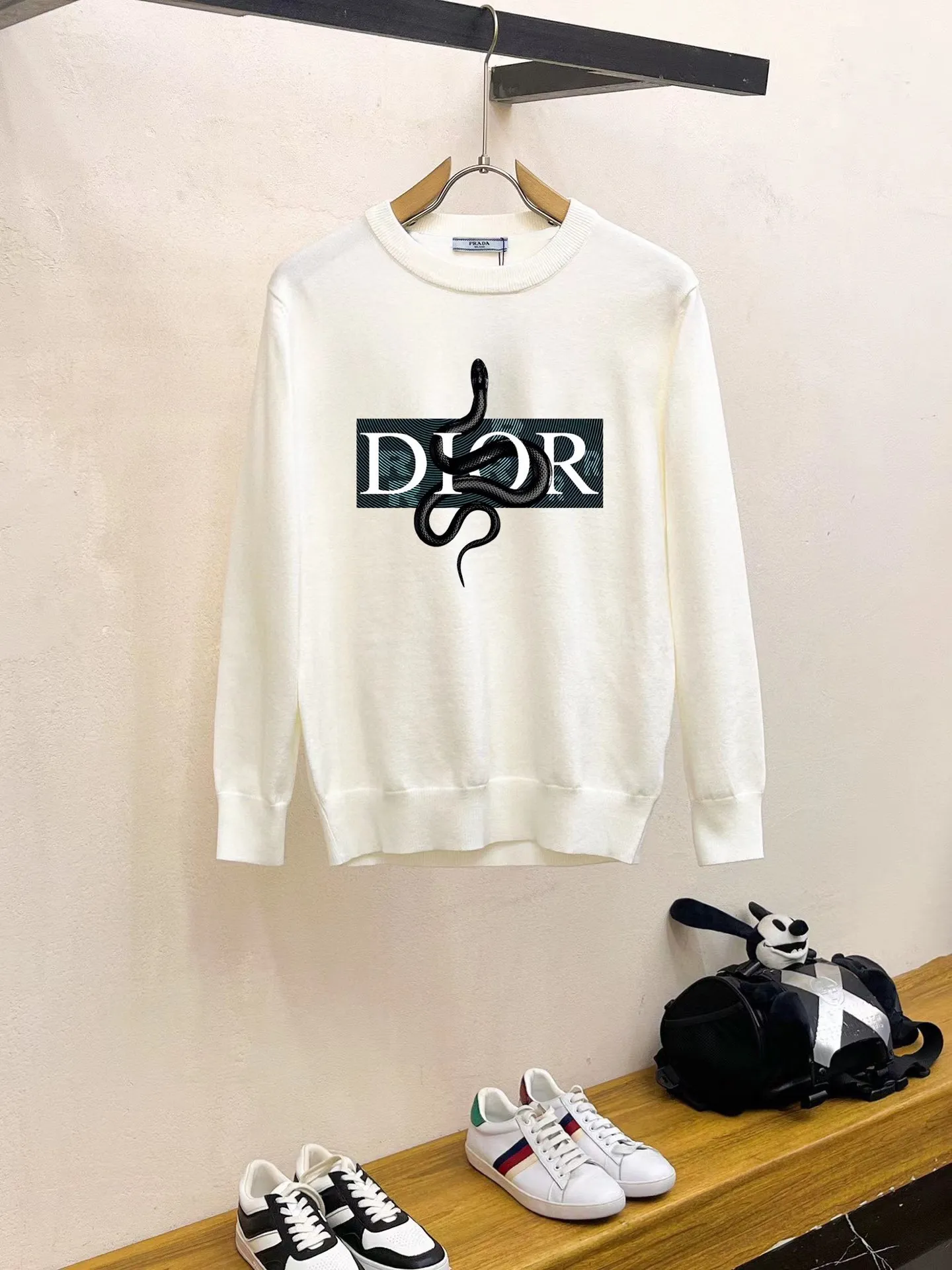 🅿️240 【DIOR】Autumn and winter classic round neck pullover sweater, in full condition! ! ! Wool blended fabric, the latest model in 2025, golden ratio! ! Slim-fitting soft gold, versatile and practical item, the combination and practicality are extremely powerful, simple and elegant, and classy! To create your own style, it is highly recommended to buy it in two colors. The standard slim fit tailoring process is suitable for both young and old men. It is knitted from wool and will not cause any discomfort! While keeping warm, it is stylish, textured and wearable, and the classic logo with contrasting colors on the chest feels in place! ! Recommended for regular customers! ! Size M-3XL (maximum wear: 190 pounds)