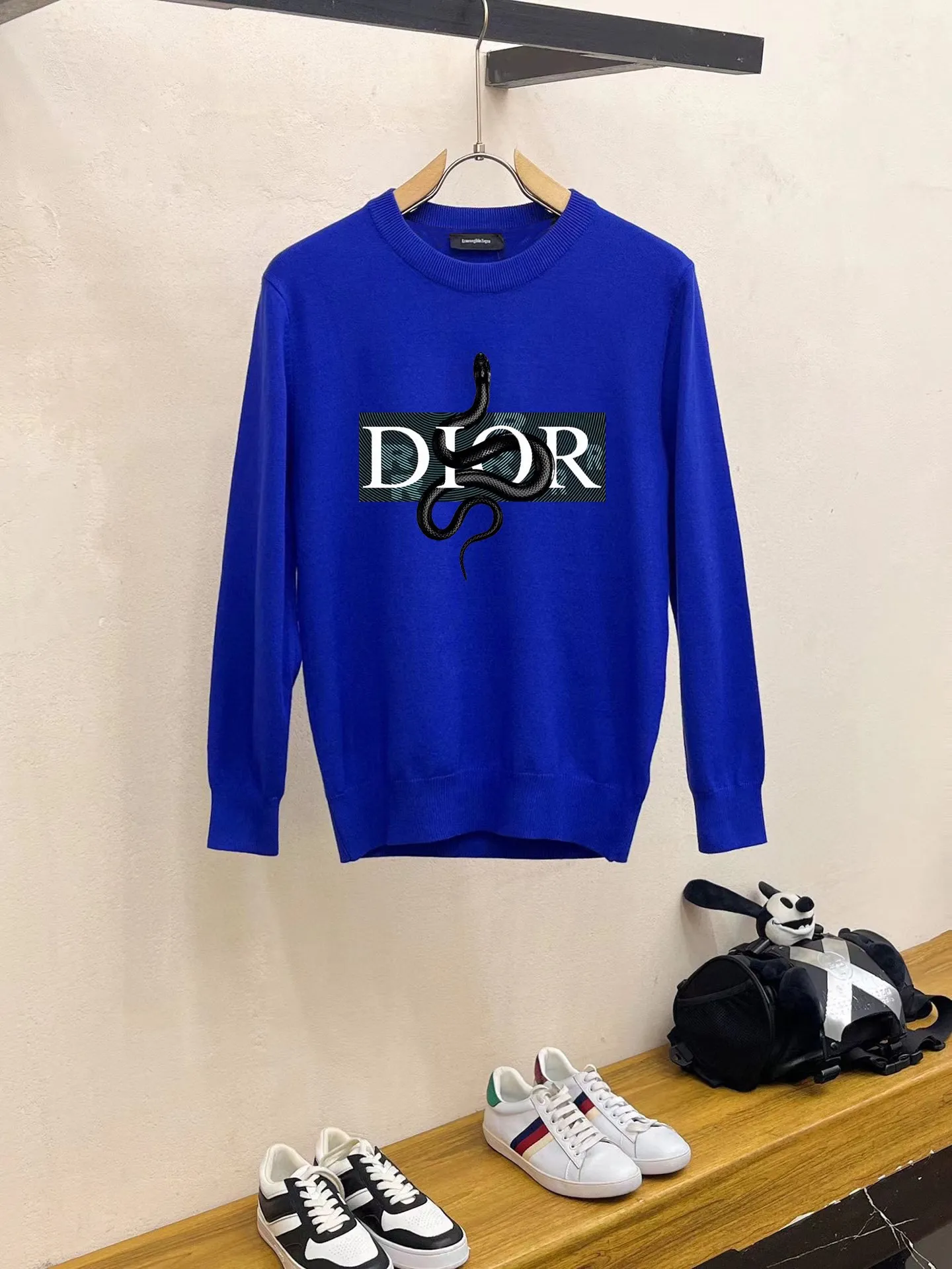 🅿️240 【DIOR】Autumn and winter classic round neck pullover sweater, in full condition! ! ! Wool blended fabric, the latest model in 2025, golden ratio! ! Slim-fitting soft gold, versatile and practical item, the combination and practicality are extremely powerful, simple and elegant, and classy! To create your own style, it is highly recommended to buy it in two colors. The standard slim fit tailoring process is suitable for both young and old men. It is knitted from wool and will not cause any discomfort! While keeping warm, it is stylish, textured and wearable, and the classic logo with contrasting colors on the chest feels in place! ! Recommended for regular customers! ! Size M-3XL (maximum wear: 190 pounds)