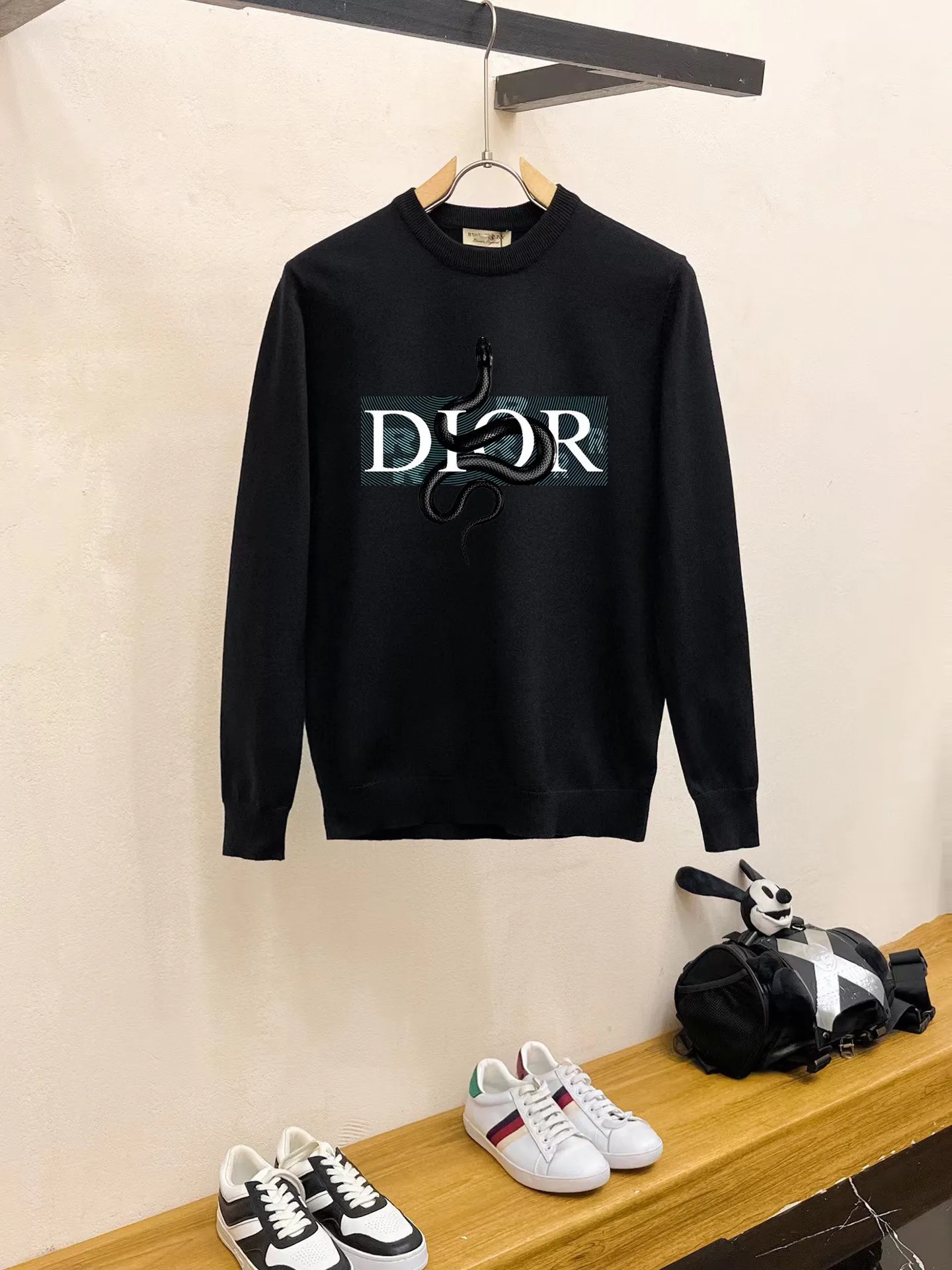 🅿️240 【DIOR】Autumn and winter classic round neck pullover sweater, in full condition! ! ! Wool blended fabric, the latest model in 2025, golden ratio! ! Slim-fitting soft gold, versatile and practical item, the combination and practicality are extremely powerful, simple and elegant, and classy! To create your own style, it is highly recommended to buy it in two colors. The standard slim fit tailoring process is suitable for both young and old men. It is knitted from wool and will not cause any discomfort! While keeping warm, it is stylish, textured and wearable, and the classic logo with contrasting colors on the chest feels in place! ! Recommended for regular customers! ! Size M-3XL (maximum wear: 190 pounds)