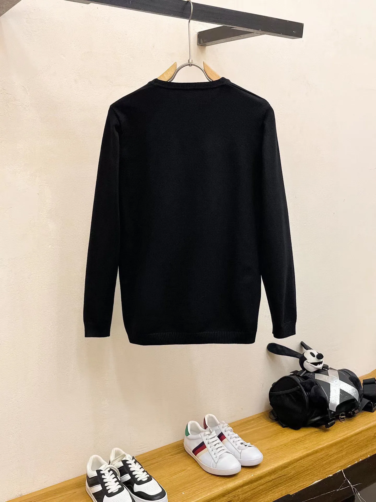 🅿️240 【DIOR】Autumn and winter classic round neck pullover sweater, in full condition! ! ! Wool blended fabric, the latest model in 2025, golden ratio! ! Slim-fitting soft gold, versatile and practical item, the combination and practicality are extremely powerful, simple and elegant, and classy! To create your own style, it is highly recommended to buy it in two colors. The standard slim fit tailoring process is suitable for both young and old men. It is knitted from wool and will not cause any discomfort! While keeping warm, it is stylish, textured and wearable, and the classic logo with contrasting colors on the chest feels in place! ! Recommended for regular customers! ! Size M-3XL (maximum wear: 190 pounds)