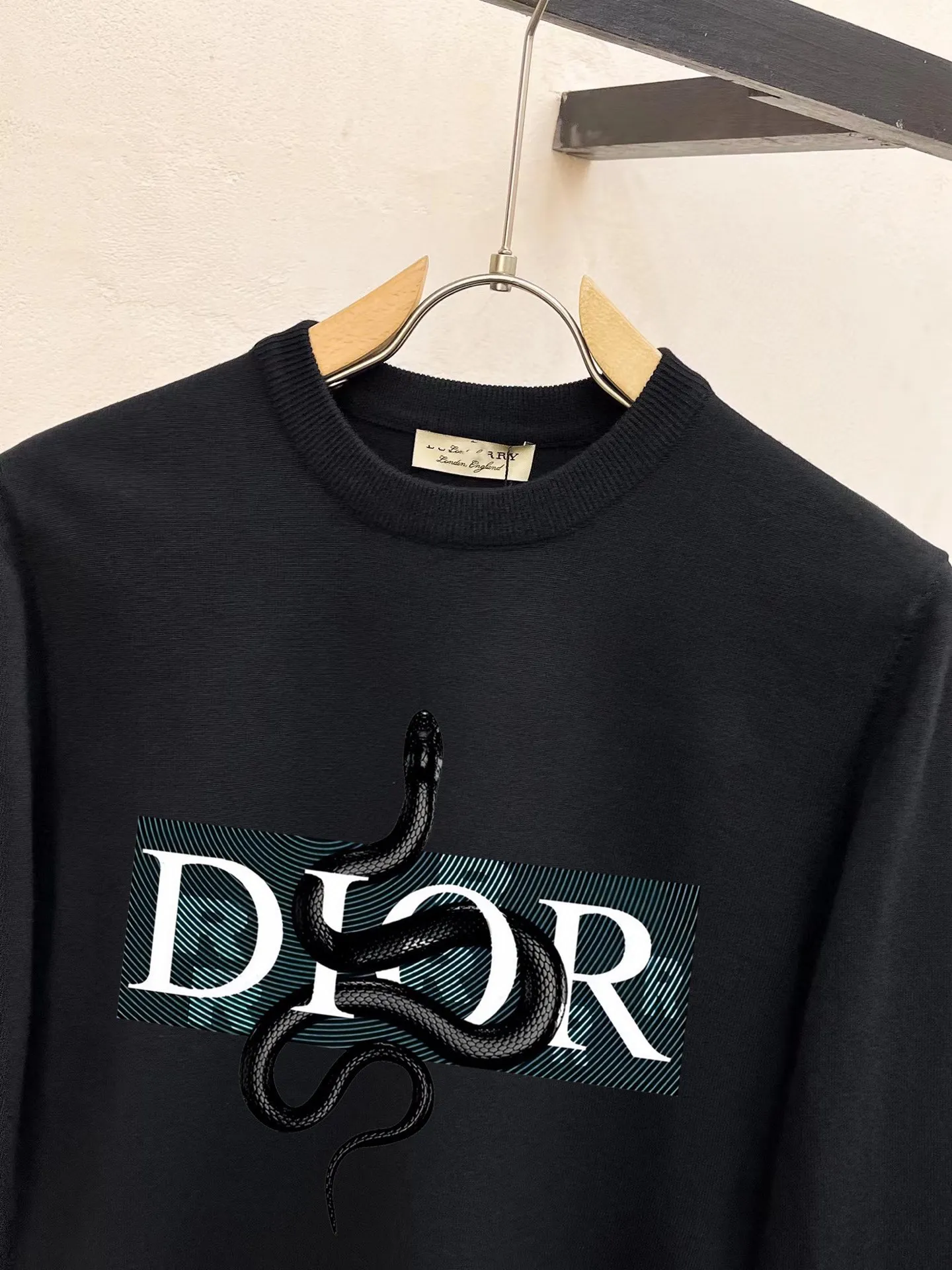 🅿️240 【DIOR】Autumn and winter classic round neck pullover sweater, in full condition! ! ! Wool blended fabric, the latest model in 2025, golden ratio! ! Slim-fitting soft gold, versatile and practical item, the combination and practicality are extremely powerful, simple and elegant, and classy! To create your own style, it is highly recommended to buy it in two colors. The standard slim fit tailoring process is suitable for both young and old men. It is knitted from wool and will not cause any discomfort! While keeping warm, it is stylish, textured and wearable, and the classic logo with contrasting colors on the chest feels in place! ! Recommended for regular customers! ! Size M-3XL (maximum wear: 190 pounds)