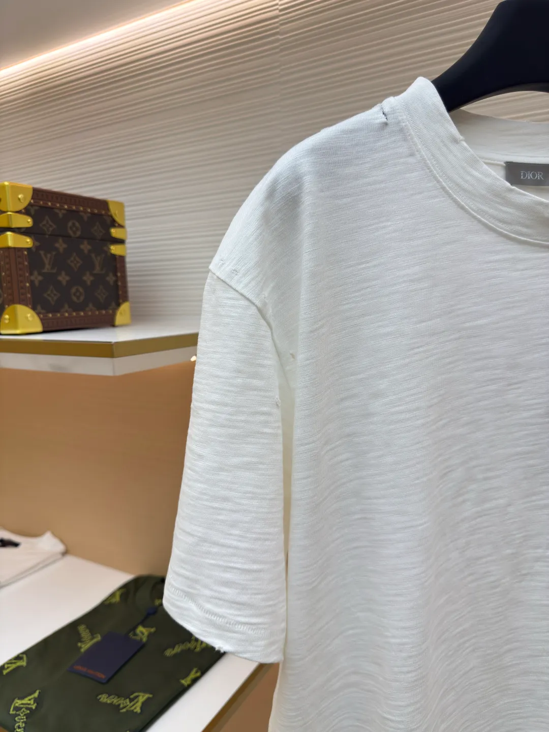 Dior hole letter printed T-shirt ●Authentic product: 8400 purchased and developed ●Item number: 1680534-A35 ●Fabric: slub plain fabric ●Technology: Printing ●Version: Fitted version ●Weight: about 420 grams ●Size: XS-S-M-L ●Description: Fabric used The round collar is positioned on a flat car, and the front and rear panels are printed with hand-plated screen glue. The film is engraved with laser dots to create the effect of hollowing out and missing letters. The side of the garment is designed to be bifurcated by a flat car. The hem of the front and rear panels is cut using a special toe-picking machine to create a hollow effect on the surface. The entire garment is manually positioned and cut with holes, and the garment is fermented and washed to create a nostalgic effect. The overall workmanship is very complicated. The embroidery is made with heat-capacitive glue and needs to be hot-glued to ensure quality. The checkerboard pattern needs to be positioned correctly, so the speed is relatively slow. Each process of the entire garment is slow and time-consuming. The overall wiring is straight and delicate, the fabric is comfortable and soft, and the color is consistent without color difference. It can be matched with the same style to create a fashionable look, and can be used in various occasions. Customized accessories, three complete standards, the same style for men and women!