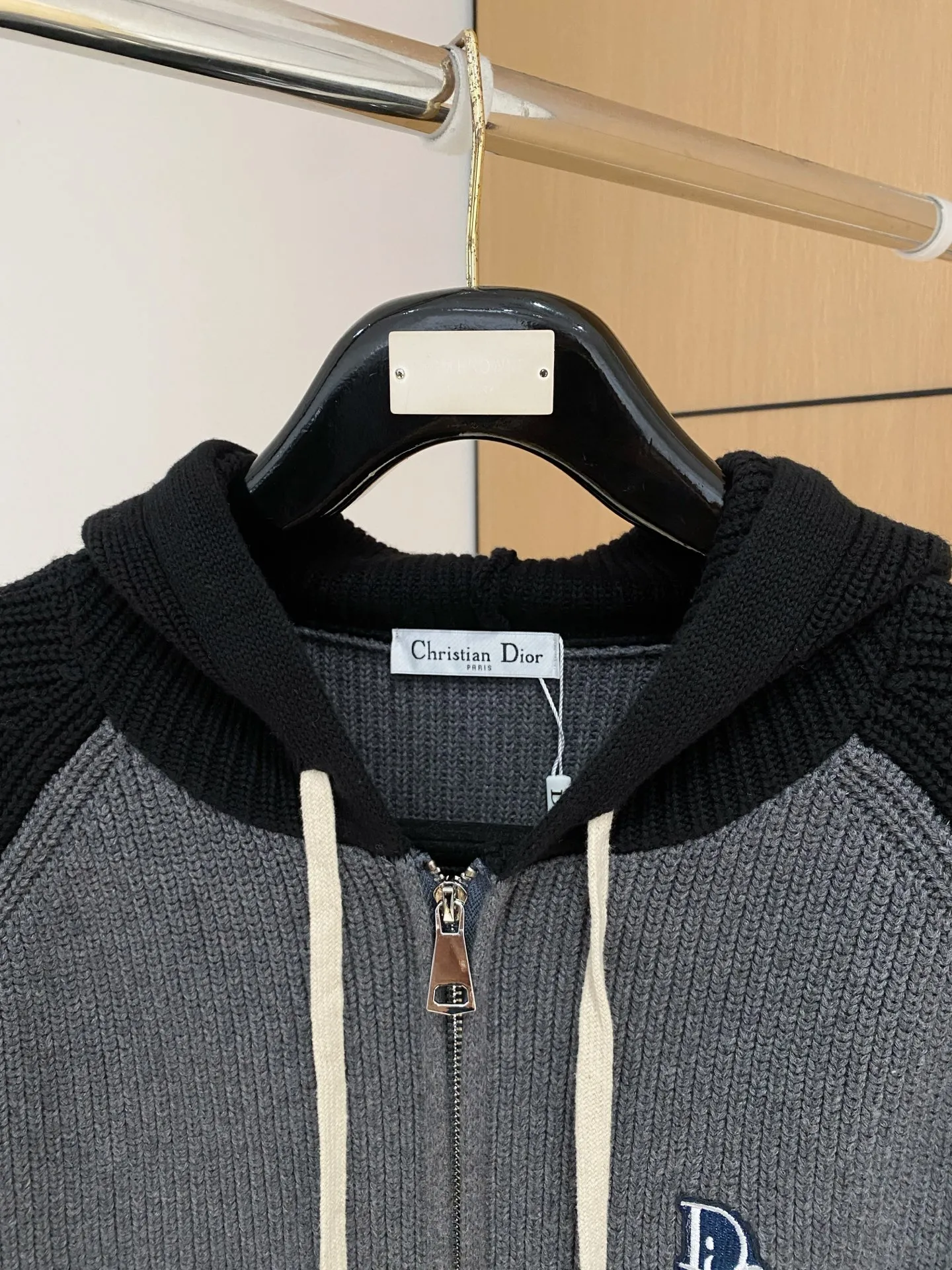 🅿️540 【DIOR】Autumn and winter classic cardigan sweater, in full condition! ! ! Wool blended fabric, the latest model in 2025, golden ratio! ! Slim-fitting soft gold, versatile and practical item, the combination and practicality are extremely powerful, simple and elegant, and classy! To create your own style, it is highly recommended to buy it in two colors. The standard slim fit tailoring process is suitable for both young and old men. It is knitted from wool and will not cause any discomfort! While keeping warm, it is stylish, textured and wearable, and the classic logo with contrasting colors on the chest feels in place! ! Recommended for regular customers! ! Size M-3XL (maximum wear: 190 pounds)