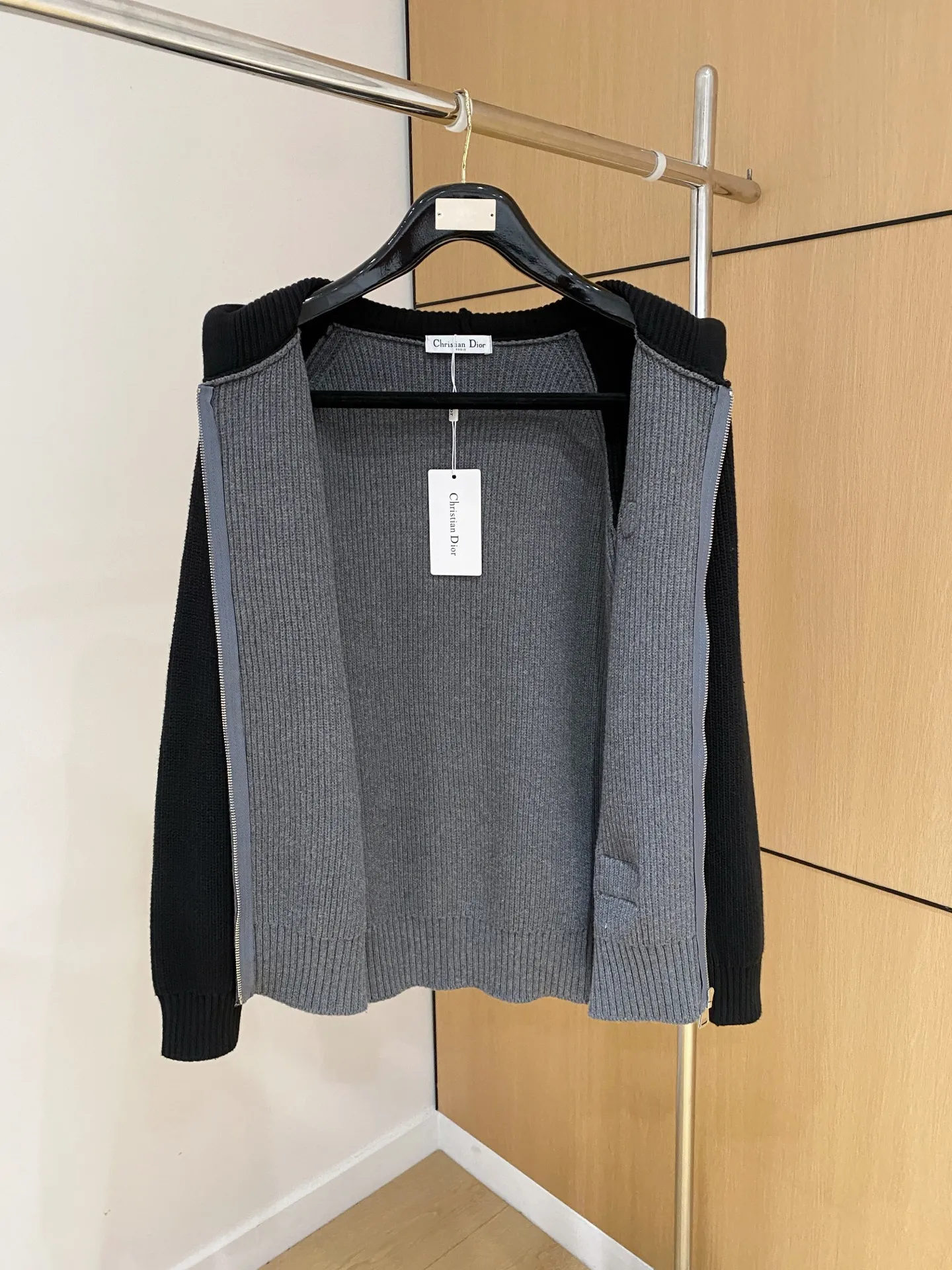 🅿️540 【DIOR】Autumn and winter classic cardigan sweater, in full condition! ! ! Wool blended fabric, the latest model in 2025, golden ratio! ! Slim-fitting soft gold, versatile and practical item, the combination and practicality are extremely powerful, simple and elegant, and classy! To create your own style, it is highly recommended to buy it in two colors. The standard slim fit tailoring process is suitable for both young and old men. It is knitted from wool and will not cause any discomfort! While keeping warm, it is stylish, textured and wearable, and the classic logo with contrasting colors on the chest feels in place! ! Recommended for regular customers! ! Size M-3XL (maximum wear: 190 pounds)