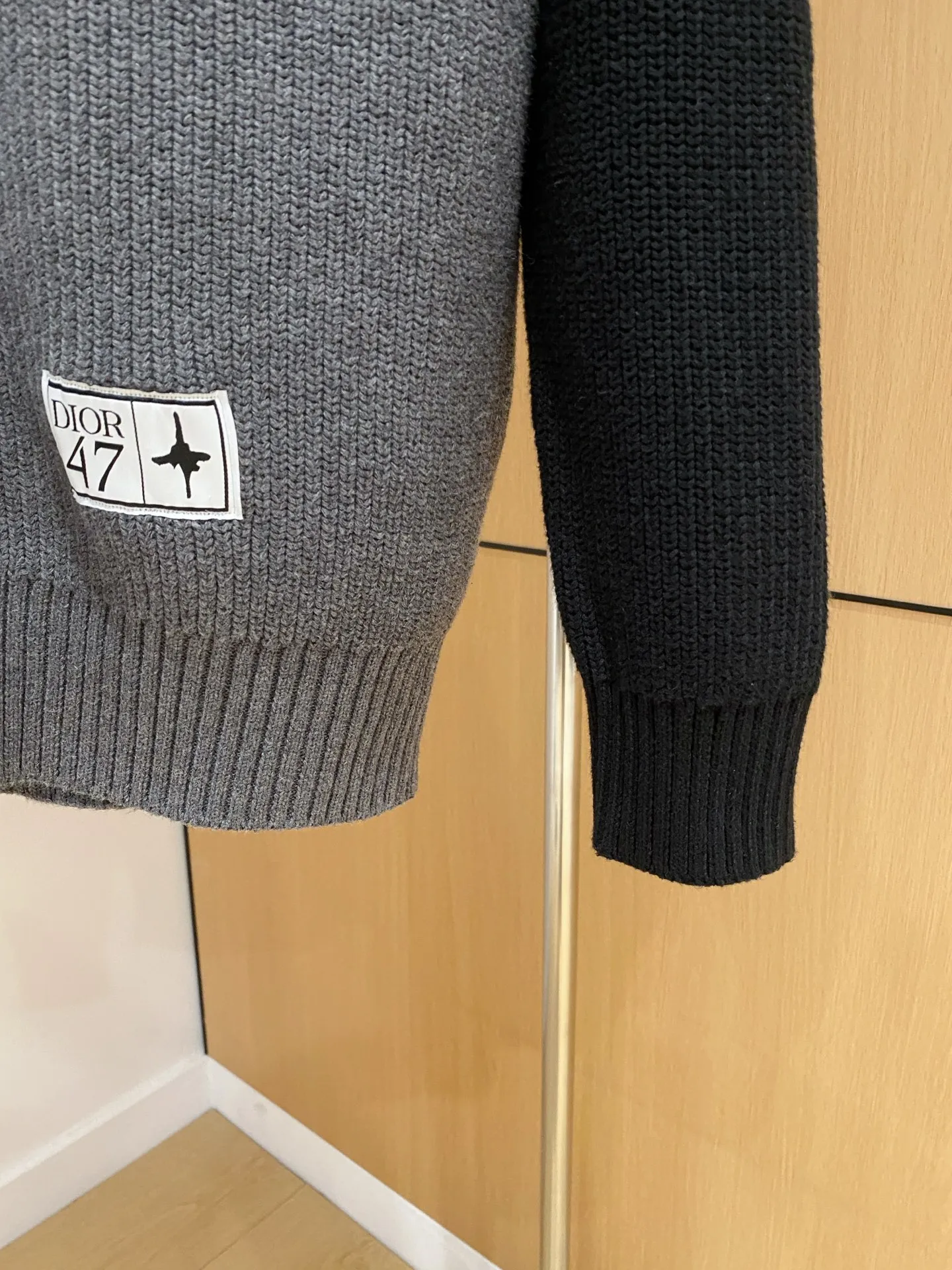 🅿️540 【DIOR】Autumn and winter classic cardigan sweater, in full condition! ! ! Wool blended fabric, the latest model in 2025, golden ratio! ! Slim-fitting soft gold, versatile and practical item, the combination and practicality are extremely powerful, simple and elegant, and classy! To create your own style, it is highly recommended to buy it in two colors. The standard slim fit tailoring process is suitable for both young and old men. It is knitted from wool and will not cause any discomfort! While keeping warm, it is stylish, textured and wearable, and the classic logo with contrasting colors on the chest feels in place! ! Recommended for regular customers! ! Size M-3XL (maximum wear: 190 pounds)