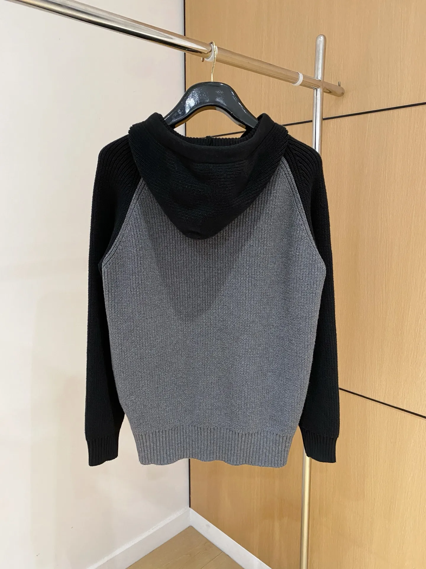 🅿️540 【DIOR】Autumn and winter classic cardigan sweater, in full condition! ! ! Wool blended fabric, the latest model in 2025, golden ratio! ! Slim-fitting soft gold, versatile and practical item, the combination and practicality are extremely powerful, simple and elegant, and classy! To create your own style, it is highly recommended to buy it in two colors. The standard slim fit tailoring process is suitable for both young and old men. It is knitted from wool and will not cause any discomfort! While keeping warm, it is stylish, textured and wearable, and the classic logo with contrasting colors on the chest feels in place! ! Recommended for regular customers! ! Size M-3XL (maximum wear: 190 pounds)