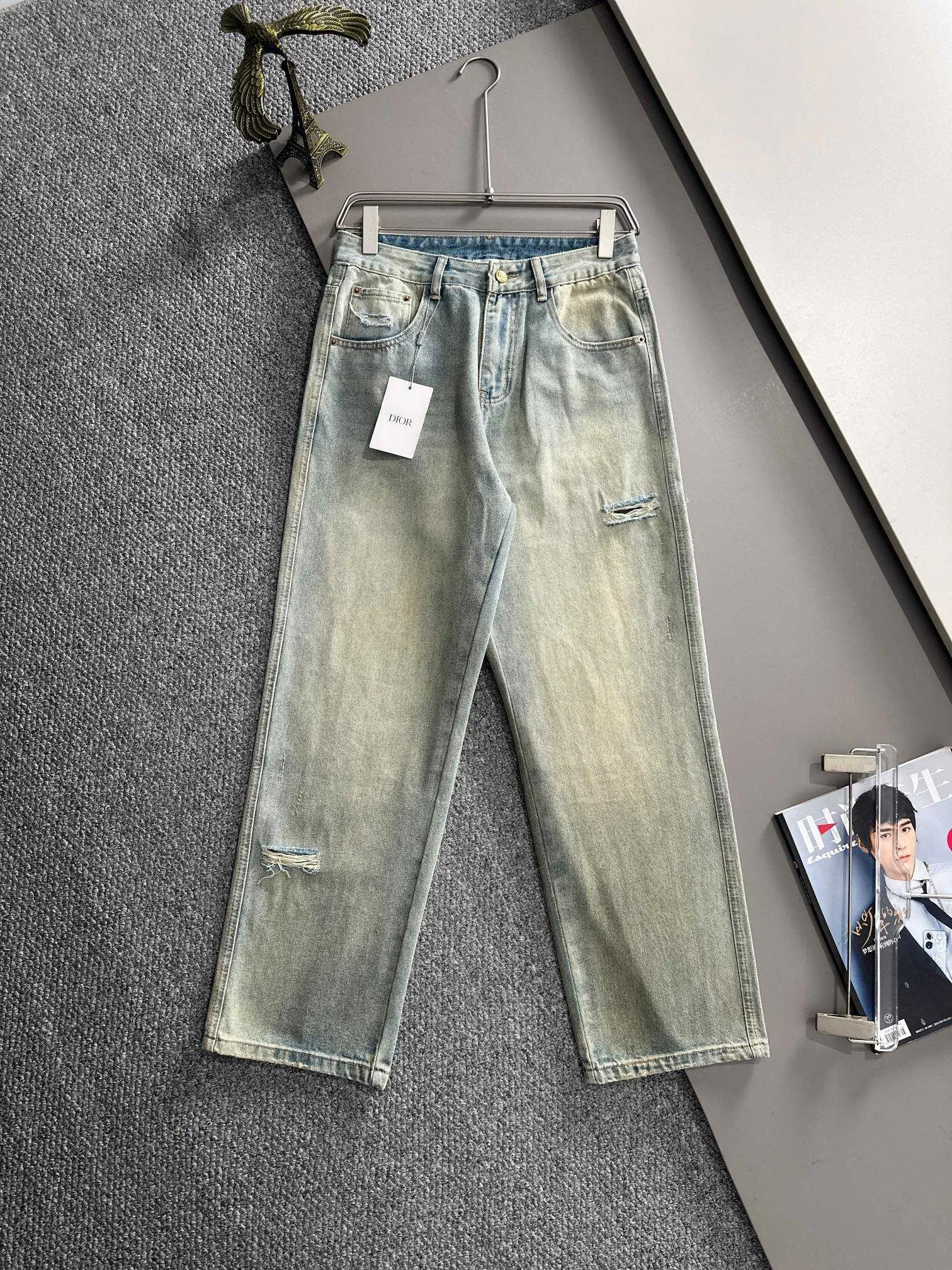 🅿️380 Dior 2025 four-season loose jeans and wide-leg trousers, the trend in the trend! Many fashion bloggers control the upper body. The water is woven from imported Japanese Denim plain cotton denim fabric. It has three standards, is soft, delicate, comfortable and breathable. The color has a modern and fashionable vicissitudes. The upper body is versatile and fashionable! Light luxury, a must-have item for daily commuting! Size: S-3XL (please state your height and weight when placing an order)
