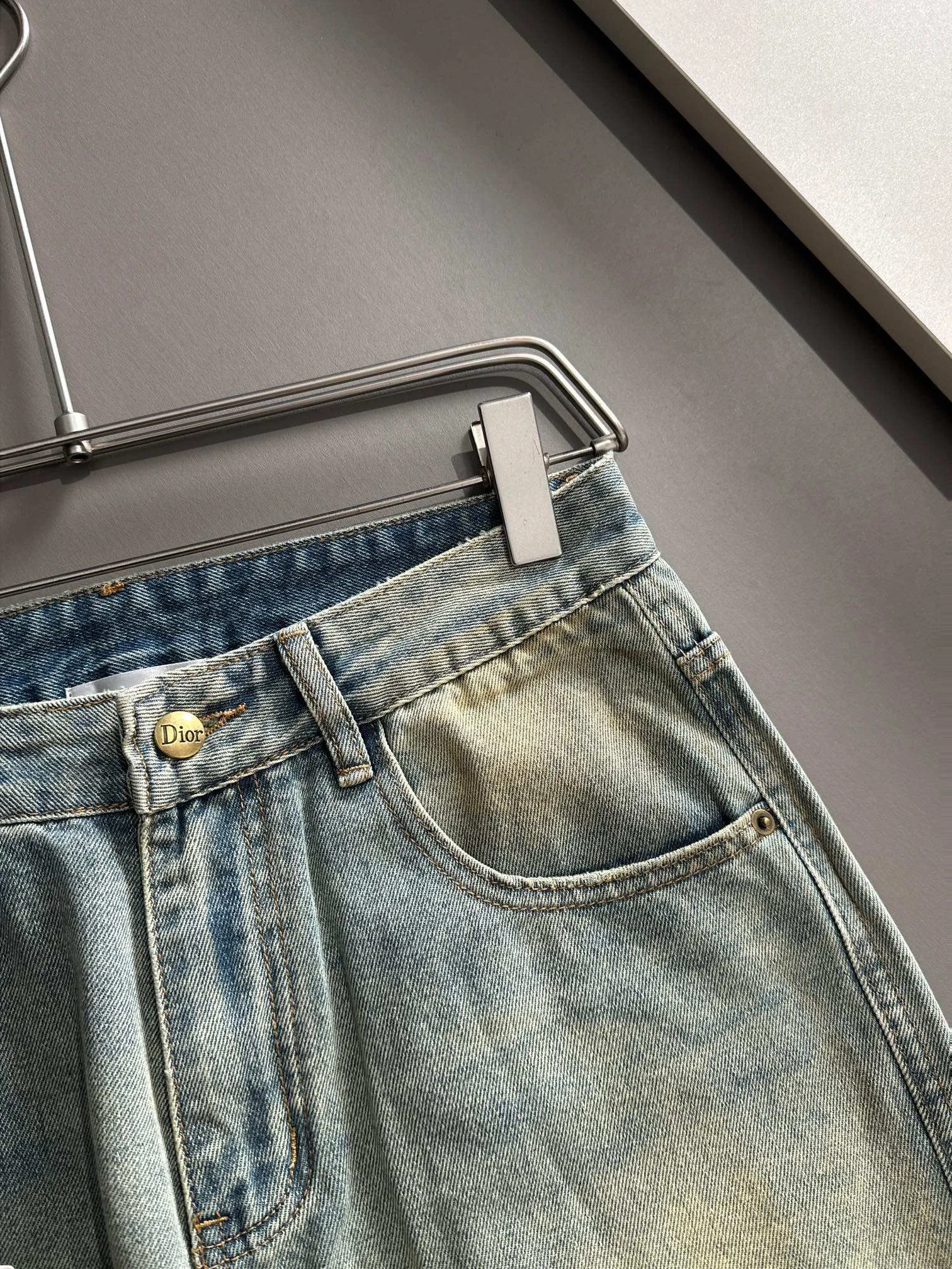 🅿️380 Dior 2025 four-season loose jeans and wide-leg trousers, the trend in the trend! Many fashion bloggers control the upper body. The water is woven from imported Japanese Denim plain cotton denim fabric. It has three standards, is soft, delicate, comfortable and breathable. The color has a modern and fashionable vicissitudes. The upper body is versatile and fashionable! Light luxury, a must-have item for daily commuting! Size: S-3XL (please state your height and weight when placing an order)